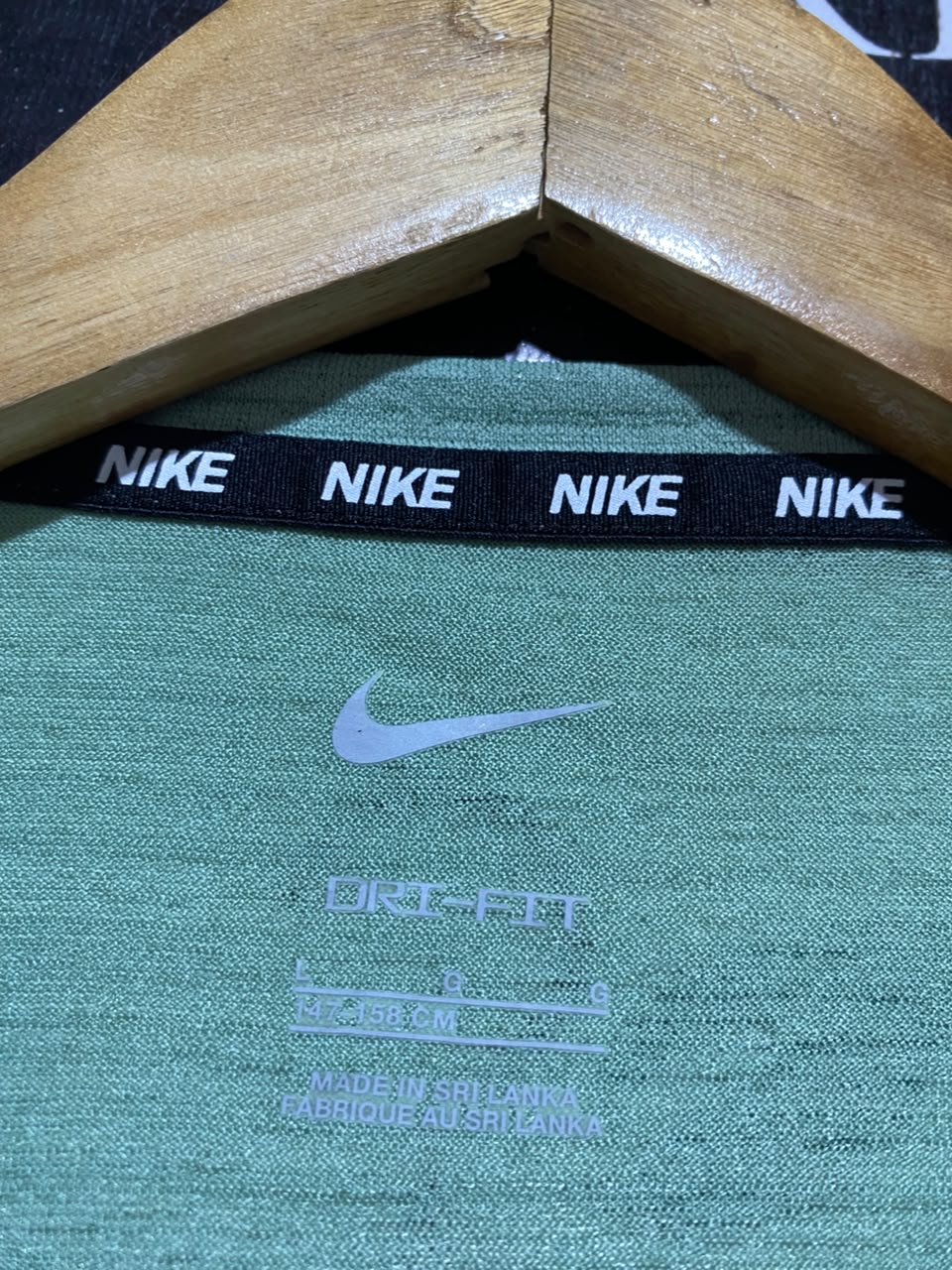 NIKE |L| BUST 17| A18| STAY COOL AND COMFORTABLE DURING YOUR WORKOUTS WITH THIS NIKE SAGE GREEN DRI-FIT ATHLETIC T-SHIRT