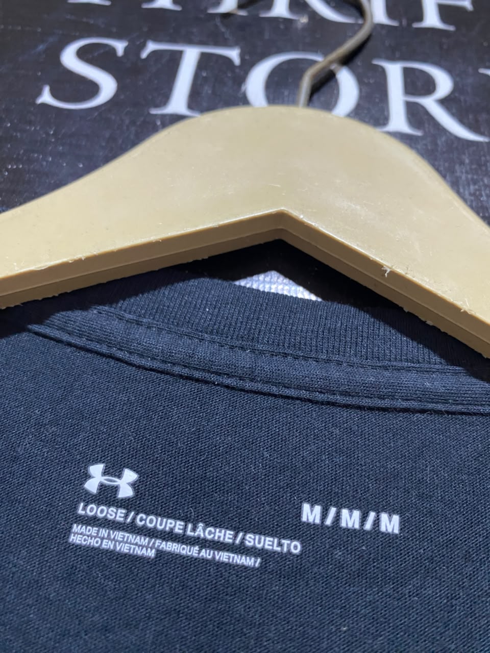 UNDER ARMOUR |M| BUST 19| A18| ENHANCE YOUR ACTIVEWEAR COLLECTION WITH THIS UNDER ARMOUR BLACK LOGO ATHLETIC T-SHIRT