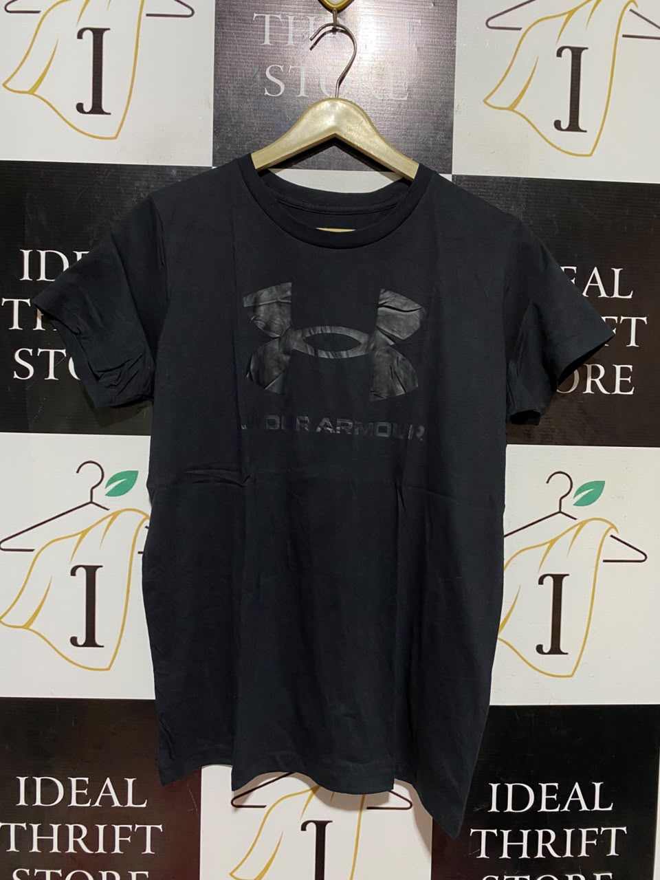 UNDER ARMOUR |M| BUST 19| A18| ENHANCE YOUR ACTIVEWEAR COLLECTION WITH THIS UNDER ARMOUR BLACK LOGO ATHLETIC T-SHIRT