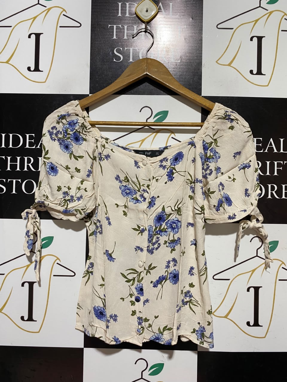 F&F |S| BUST 16| A18| OFF-WHITE AND BLUE FLORAL TIE-SLEEVE BUTTON-FRONT TOP