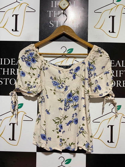 F&F |S| BUST 16| A18| OFF-WHITE AND BLUE FLORAL TIE-SLEEVE BUTTON-FRONT TOP