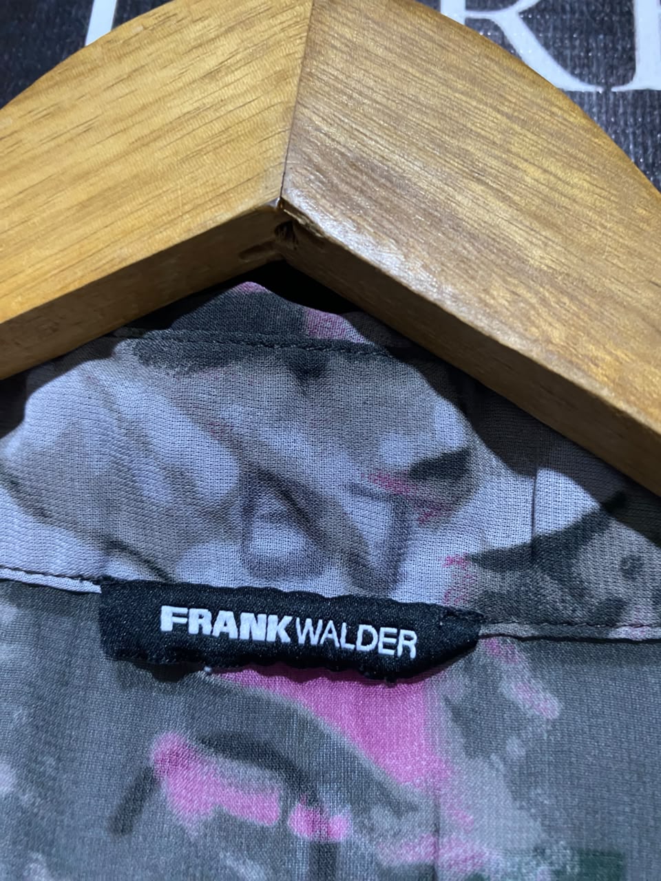 FRANK WALDER |L| BUST 26| A1| PINK AND GREY ABSTRACT FLORAL PRINT BUTTON-DOWN SHIRT