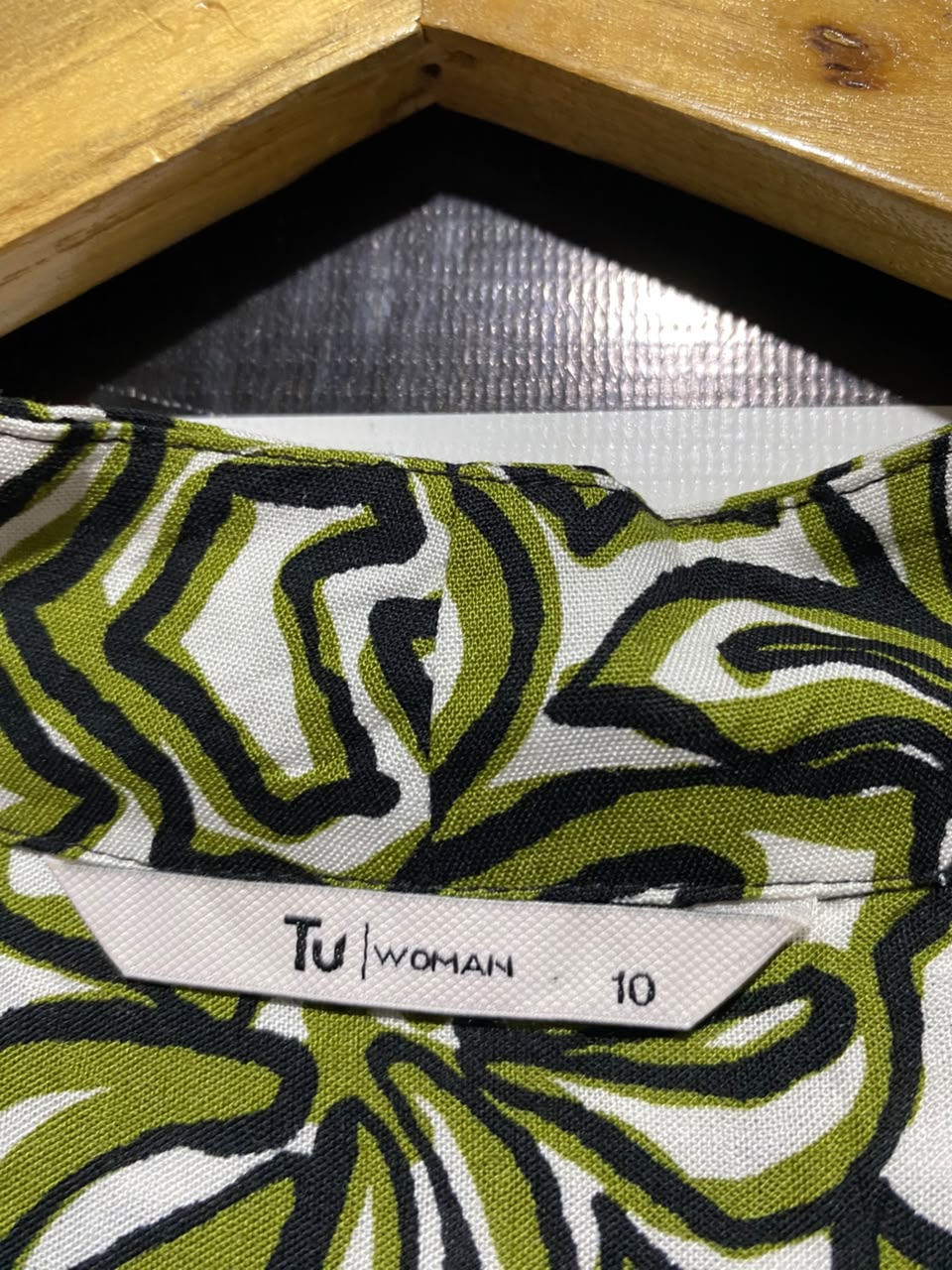 TU WOMAN |M| BUST 18| A1| OLIVE GREEN AND WHITE FLORAL PRINT SLEEVELESS TOP