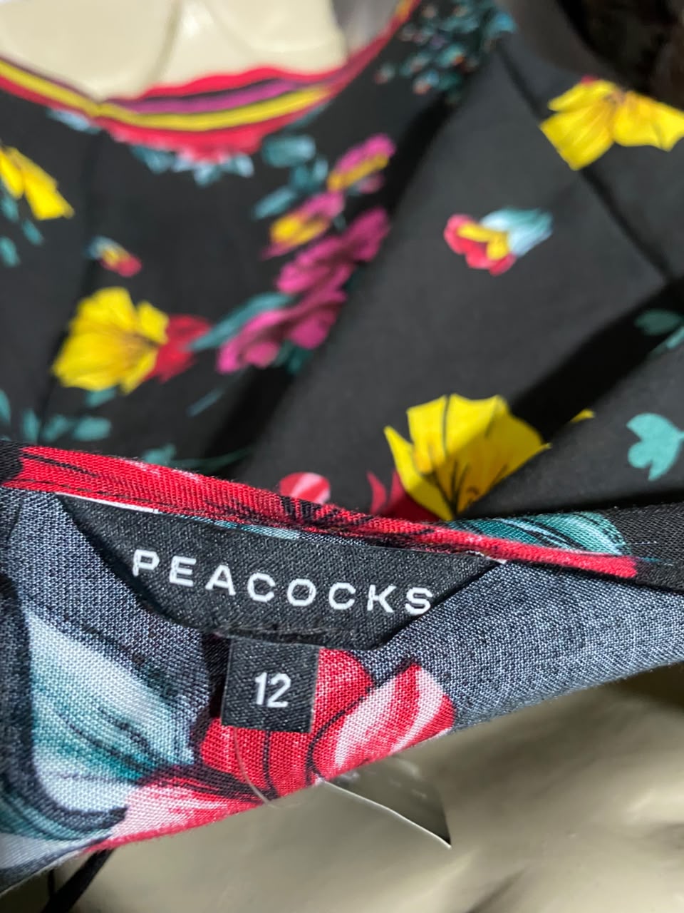 PEACOCKS |M|  BUST 21| A19| BLACK MULTICOLOR FLORAL PRINT SHORT SLEEVE TOP