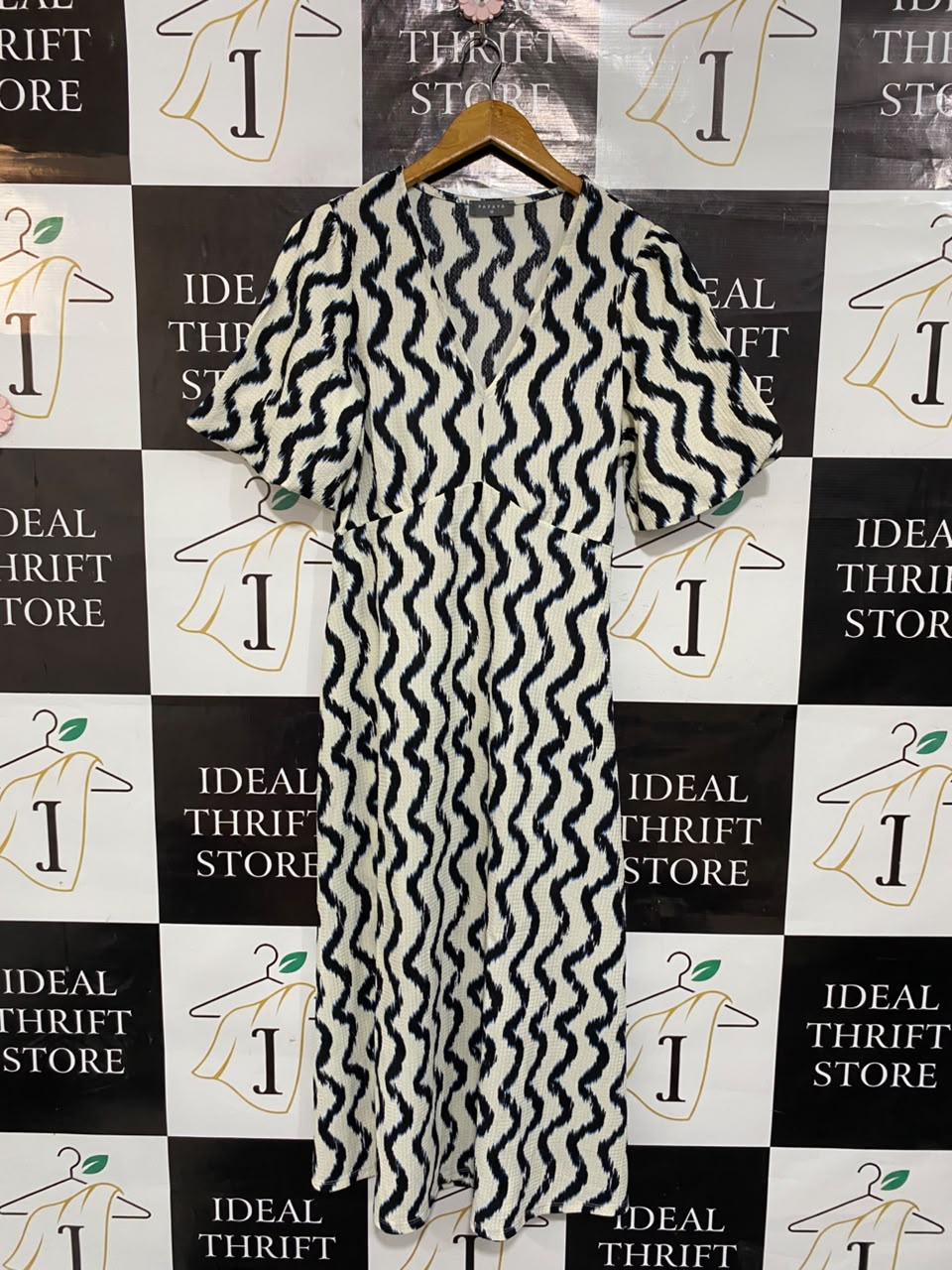 PAPAYA |M| BUST 18| A23| BLACK & CREAM WAVY PRINT MIDI DRESS