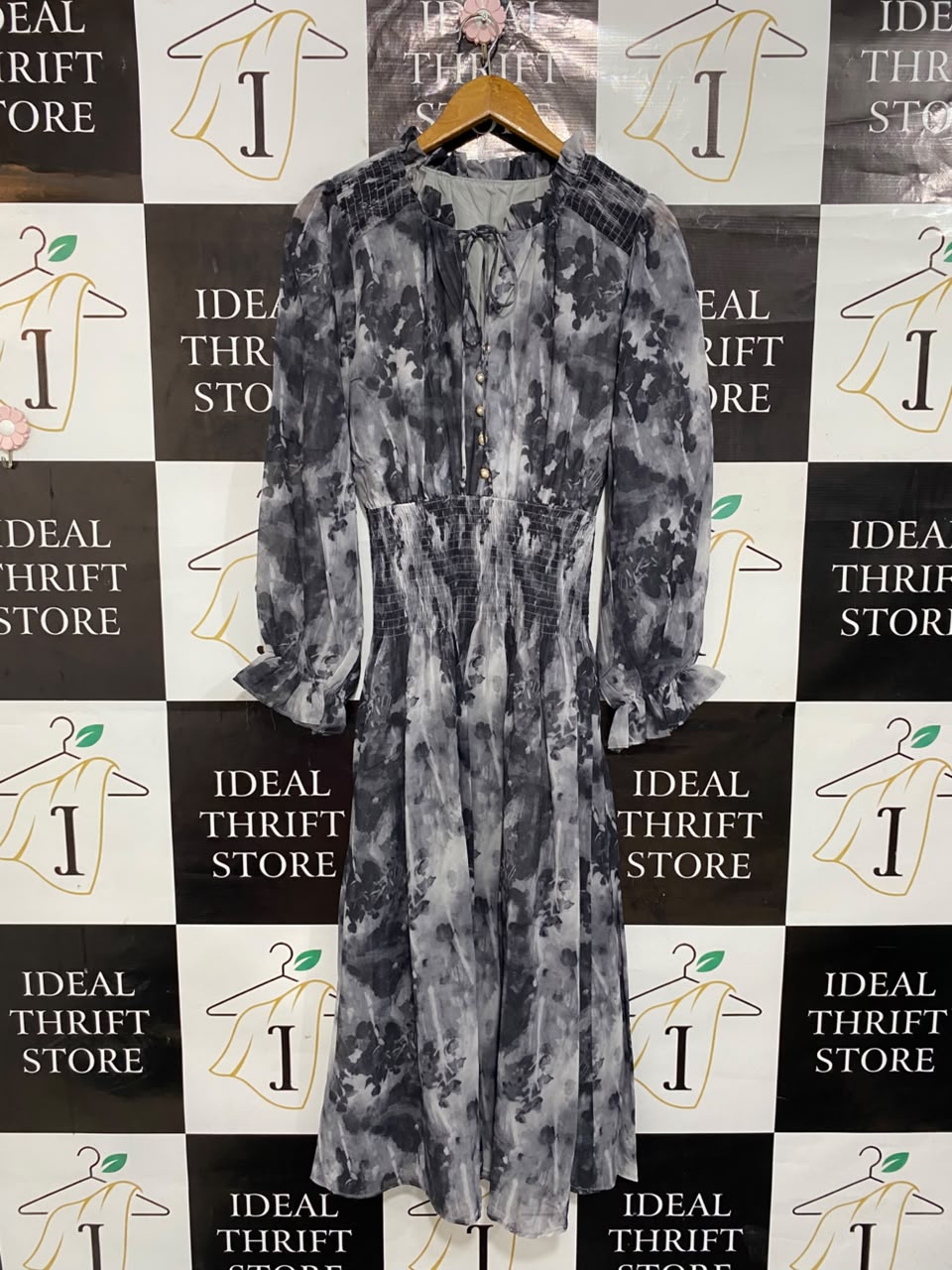 |M| BUST 17| A23| GREY AND BLACK ABSTRACT FLORAL SMOCKED LONG-SLEEVE MIDI DRESS