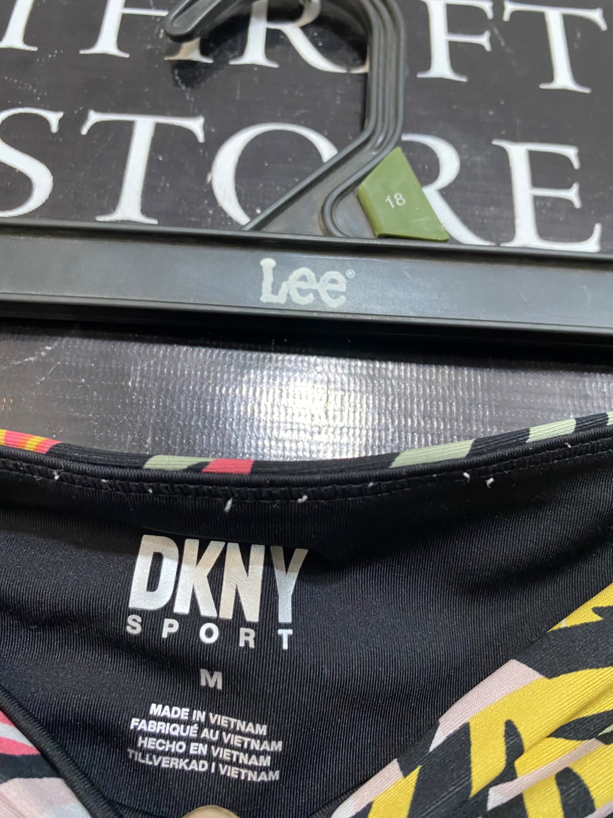 DKNY SPORT |M| WAIST 26| A23| TROPICAL PALM LEAF MULTICOLOR ATHLETIC LEGGINGS
