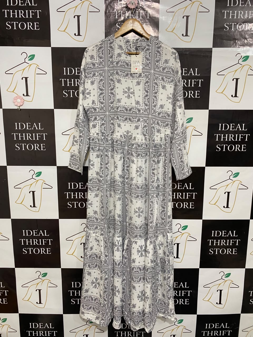BENIN STYLE |M| BUST FREE| A26| BLACK AND WHITE PAISLEY PRINT LONG SLEEVE MAXI DRESS