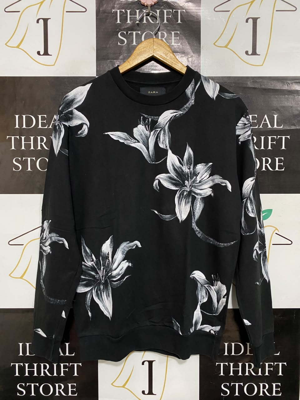 ZARA |S| BUST 20| A25| BLACK AND WHITE FLORAL PRINT CREWNECK SWEATSHIRT