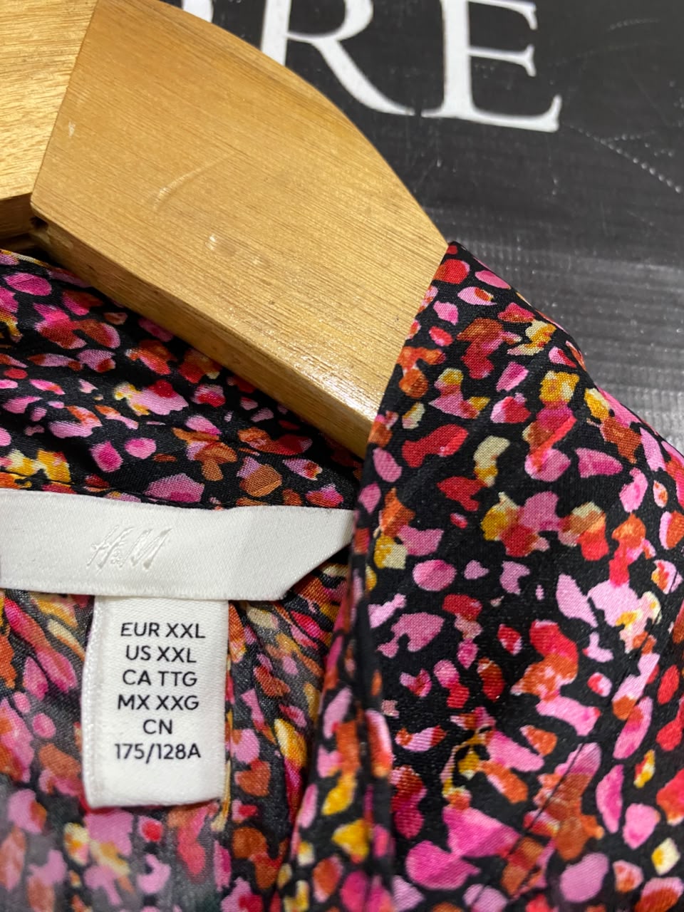 H&M |XL| BUST FREE| A25| VIBRANT PINK AND ORANGE ABSTRACT ANIMAL PRINT HIGH-NECK BLOUSE
