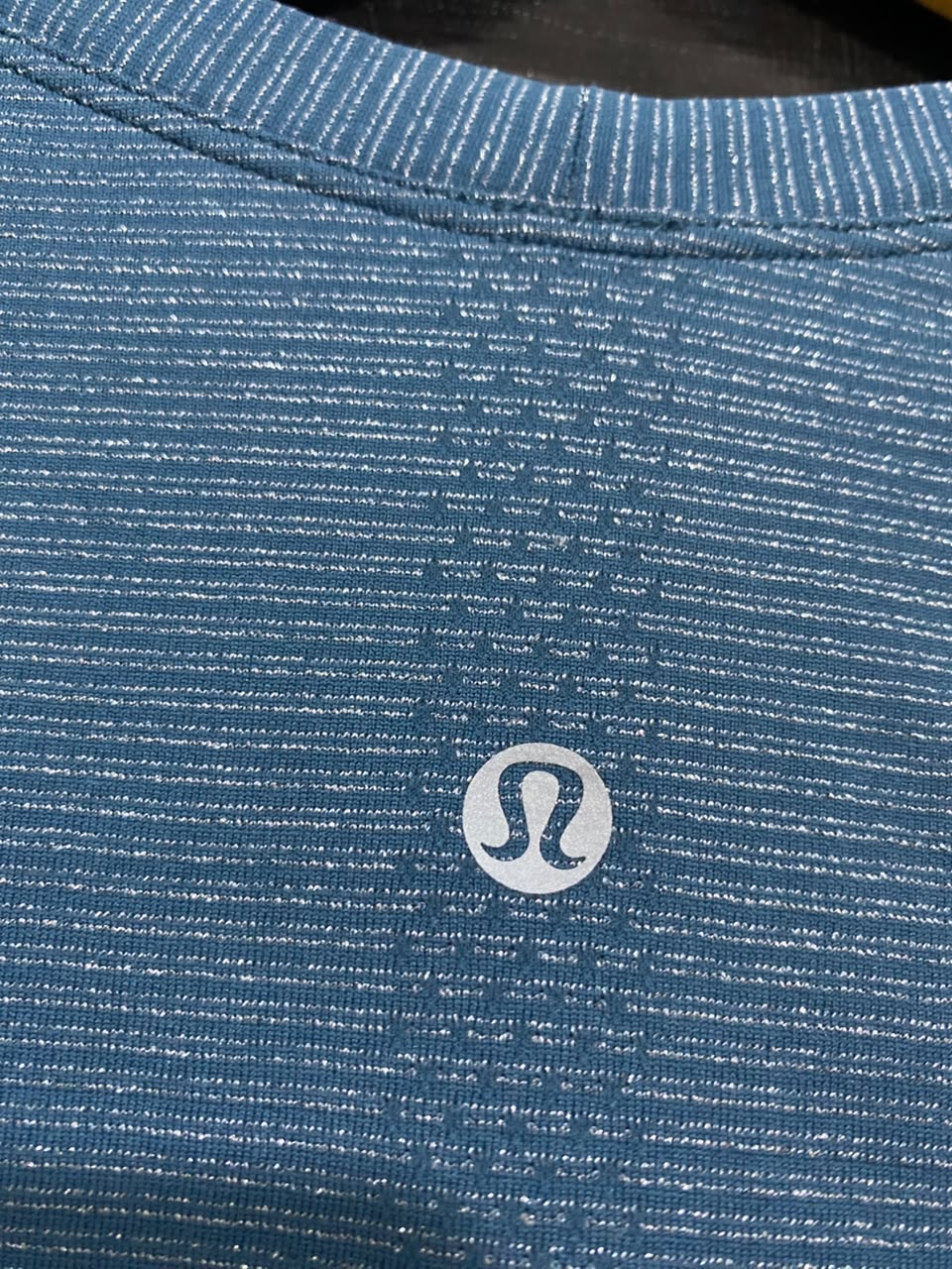 LULULEMON | M| BUST 17| WOMEN'S SWIFTLY TECH SHORT SLEEVE BLUE STRIPED WORKOUT SHIRT - ATHLETIC GYM TOP