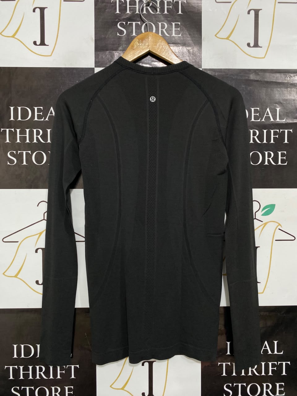 LULULEMON |S| BUST 15| SWIFTLY TECH LONG SLEEVE SHIRT - BLACK WITH GOLD SPARKLE LOGO & THUMBHOLES