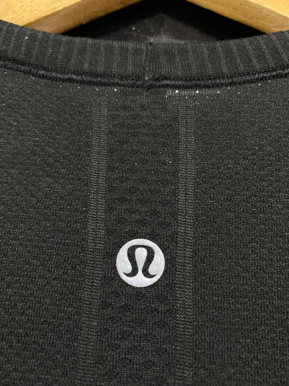 LULULEMON |S| BUST 15| SWIFTLY TECH LONG SLEEVE SHIRT - BLACK WITH GOLD SPARKLE LOGO & THUMBHOLES