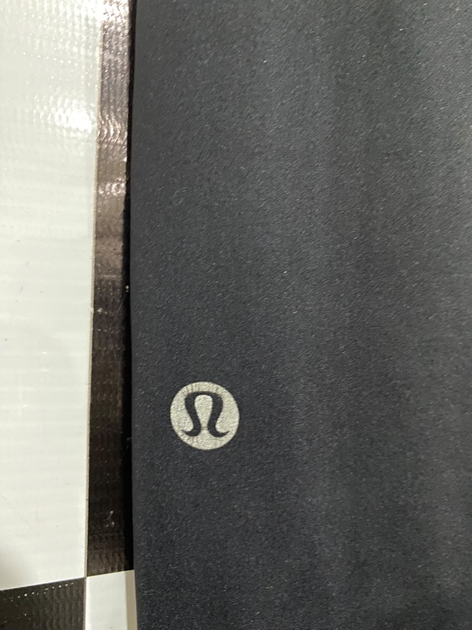 LULULEMON |XS| WAIST 22| WOMEN'S BLACK HIGH-WAISTED RUNNING LEGGINGS WITH SIDE POCKETS AND REFLECTIVE ACCENTS