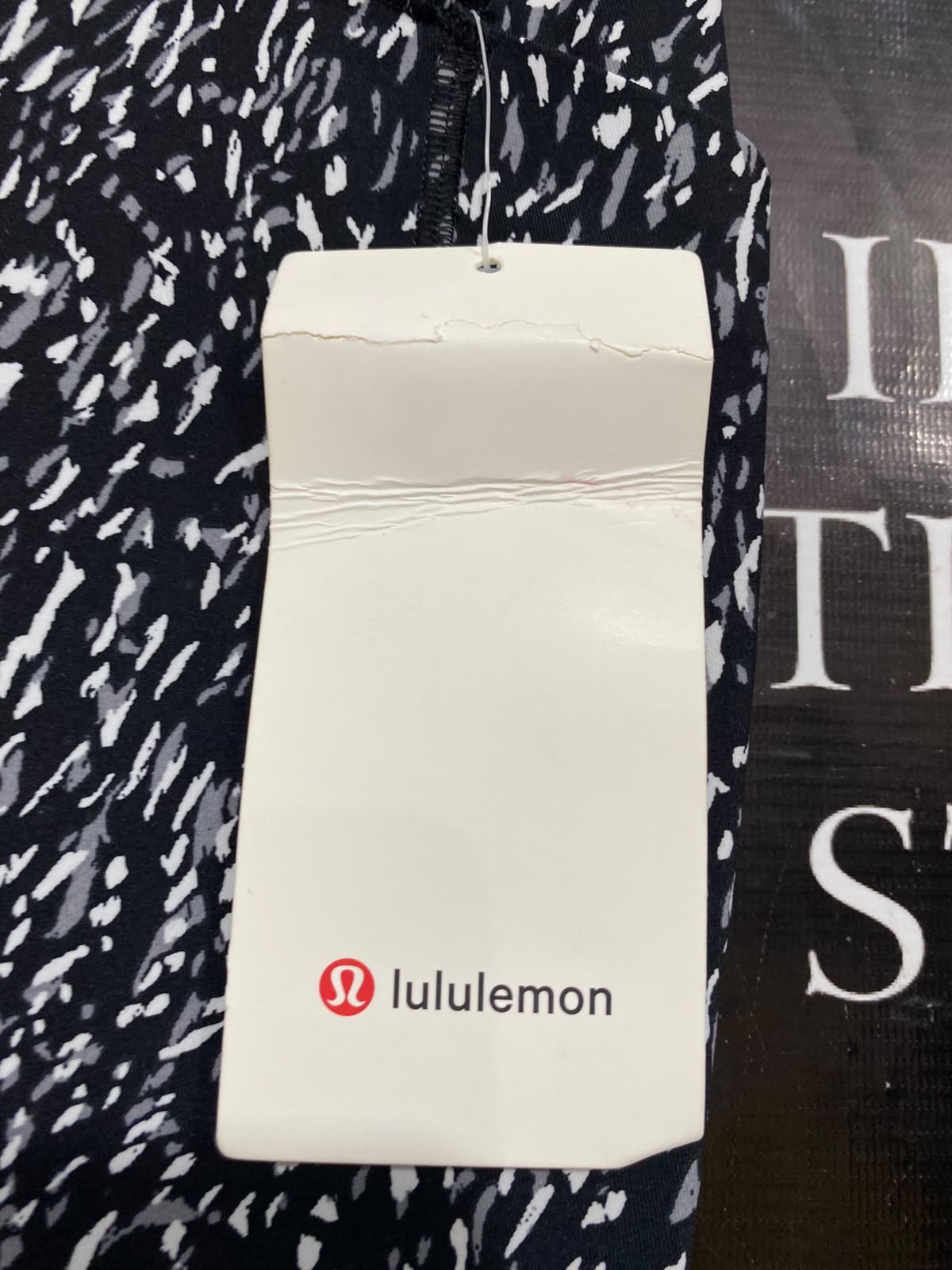 LULULEMON |XS| WAIST 24| WOMEN'S BLACK AND WHITE ABSTRACT PRINT HIGH-WAISTED ATHLETIC LEGGINGS WITH TAGS