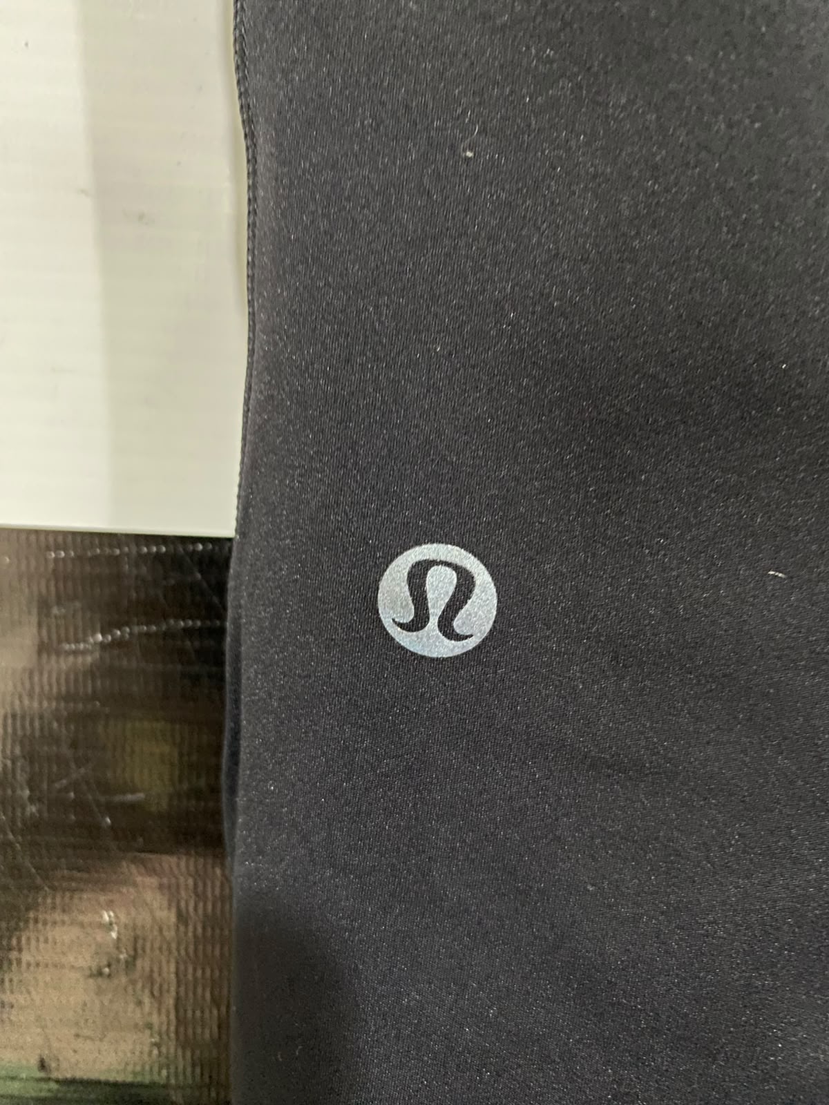 LULULEMON |M| WAIST 28| WOMEN'S BLACK HIGH-WAISTED ATHLETIC CROPPED LEGGINGS WITH SIDE POCKETS AND REFLECTIVE ACCENTS