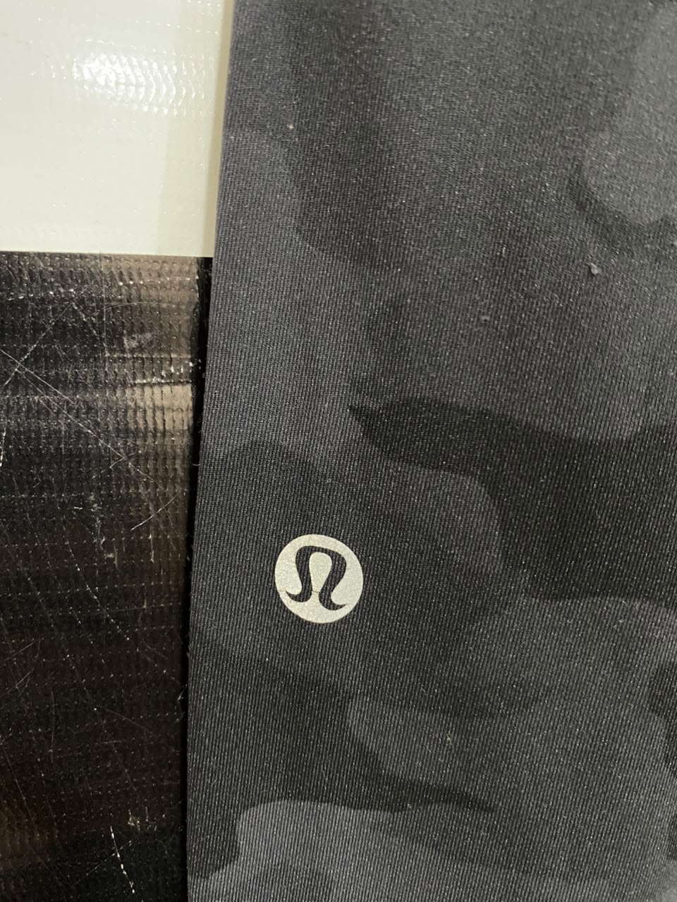 LULULEMON |XS| WAIST 24| WOMEN'S BLACK CHARCOAL CAMO HIGH-WAISTED ATHLETIC LEGGINGS WITH SIDE POCKETS & REFLECTIVE