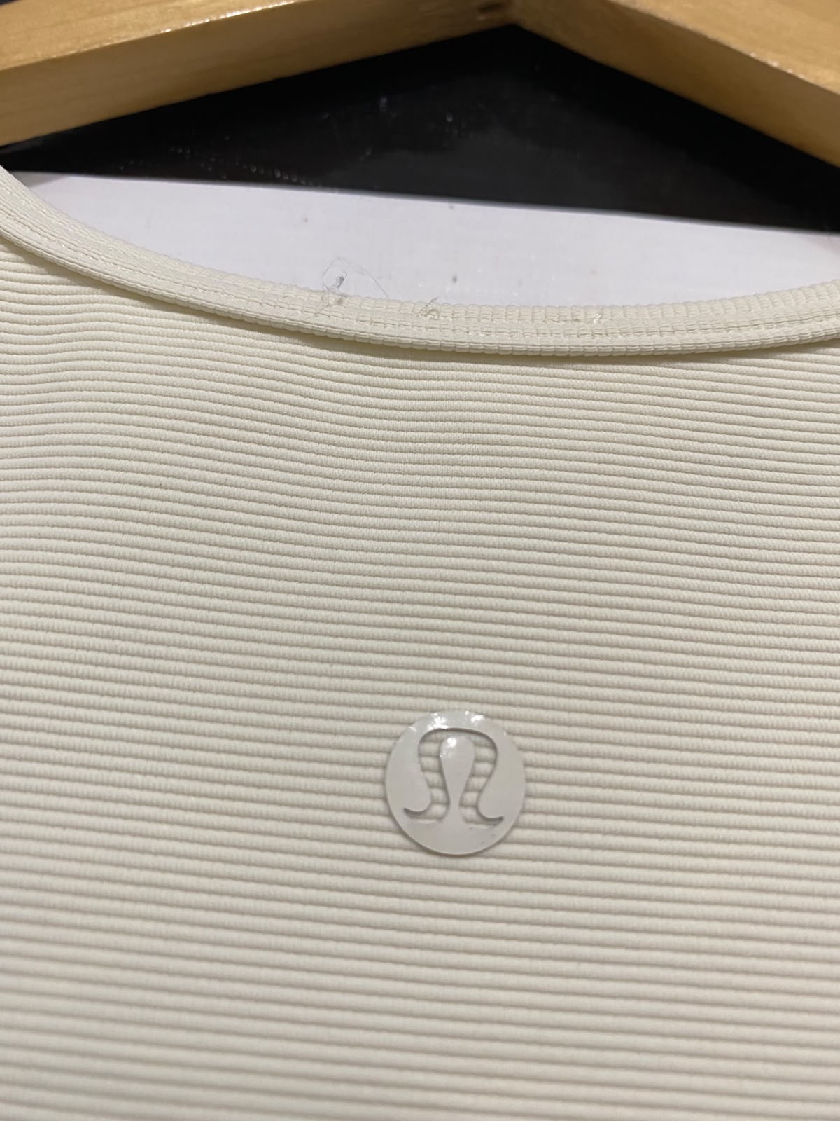LULULEMON |S| BUST 15| WOMEN'S OFF-WHITE / BEIGE RIBBED HIGH-NECK CROP TOP ATHLETIC ACTIVEWEAR