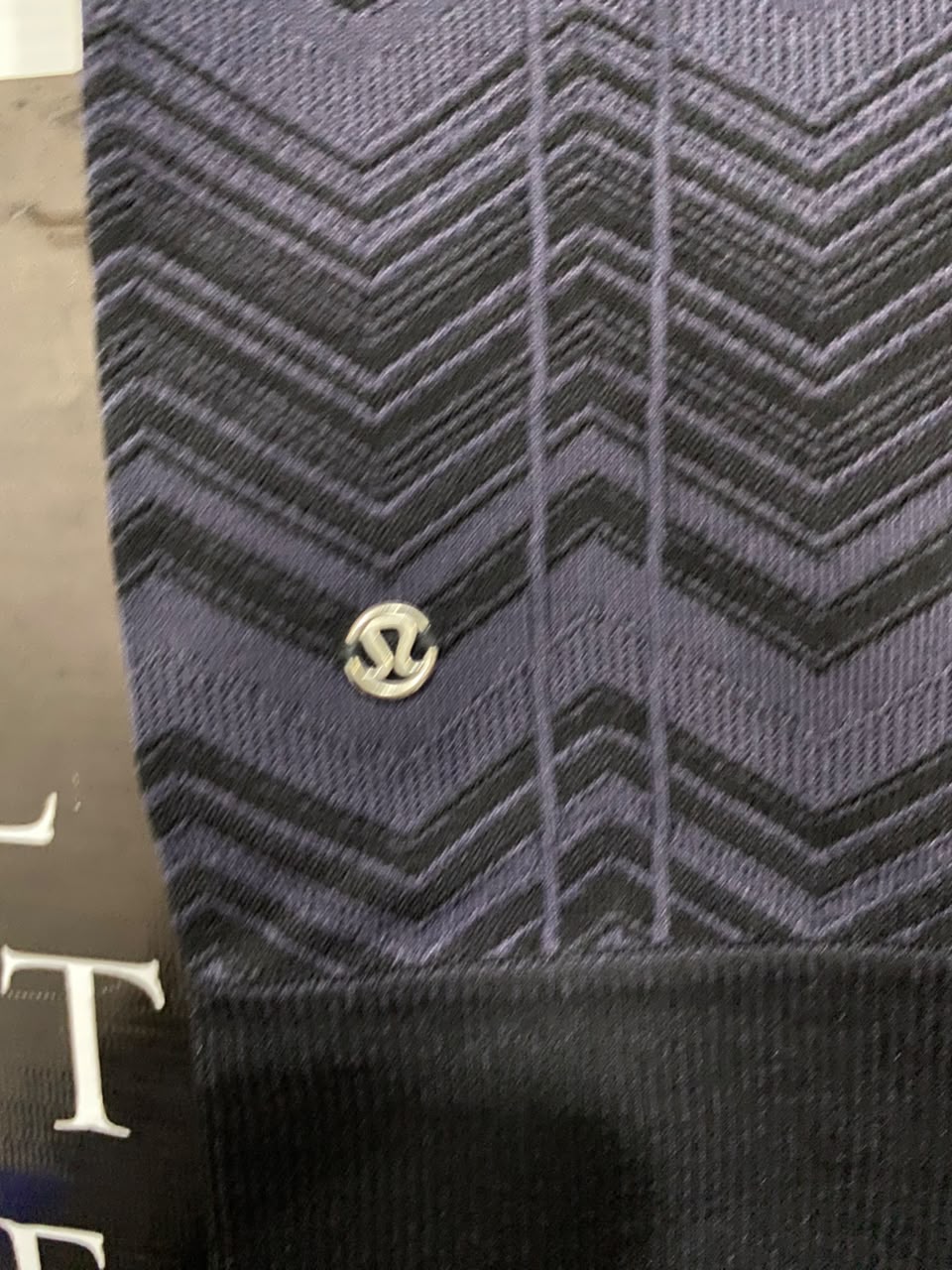 LULULEMON |M| WAIST 27| WOMEN'S BLACK AND CHARCOAL GREY CHEVRON ZIG-ZAG SEAMLESS ATHLETIC LEGGINGS ACTIVEWEAR