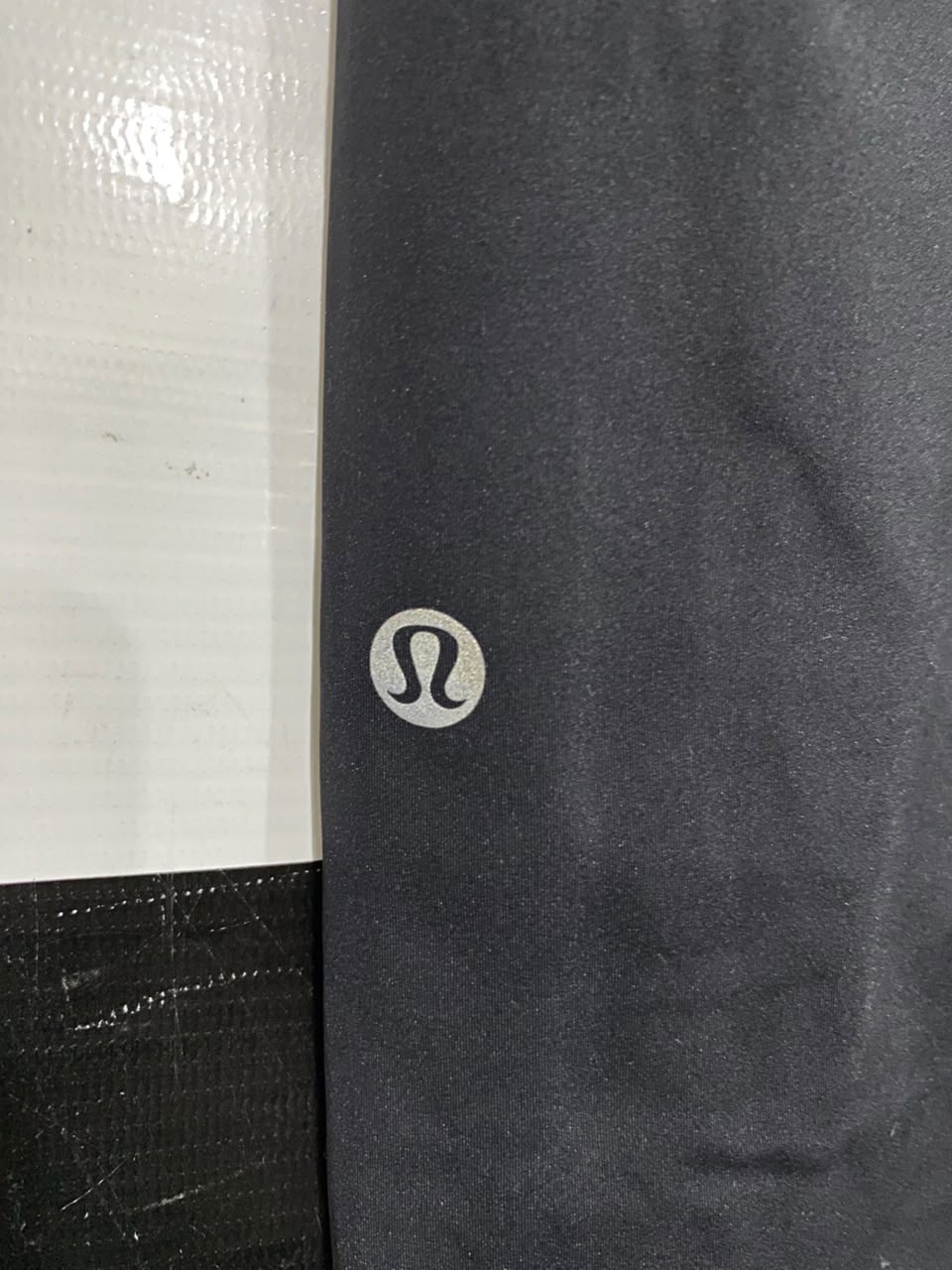 LULULEMON |S| WAIST 26| WOMEN'S CLASSIC BLACK ATHLETIC CROPPED LEGGINGS WITH SIDE POCKETS AND REFLECTIVE HEM DETAILS ACTIVEWEAR