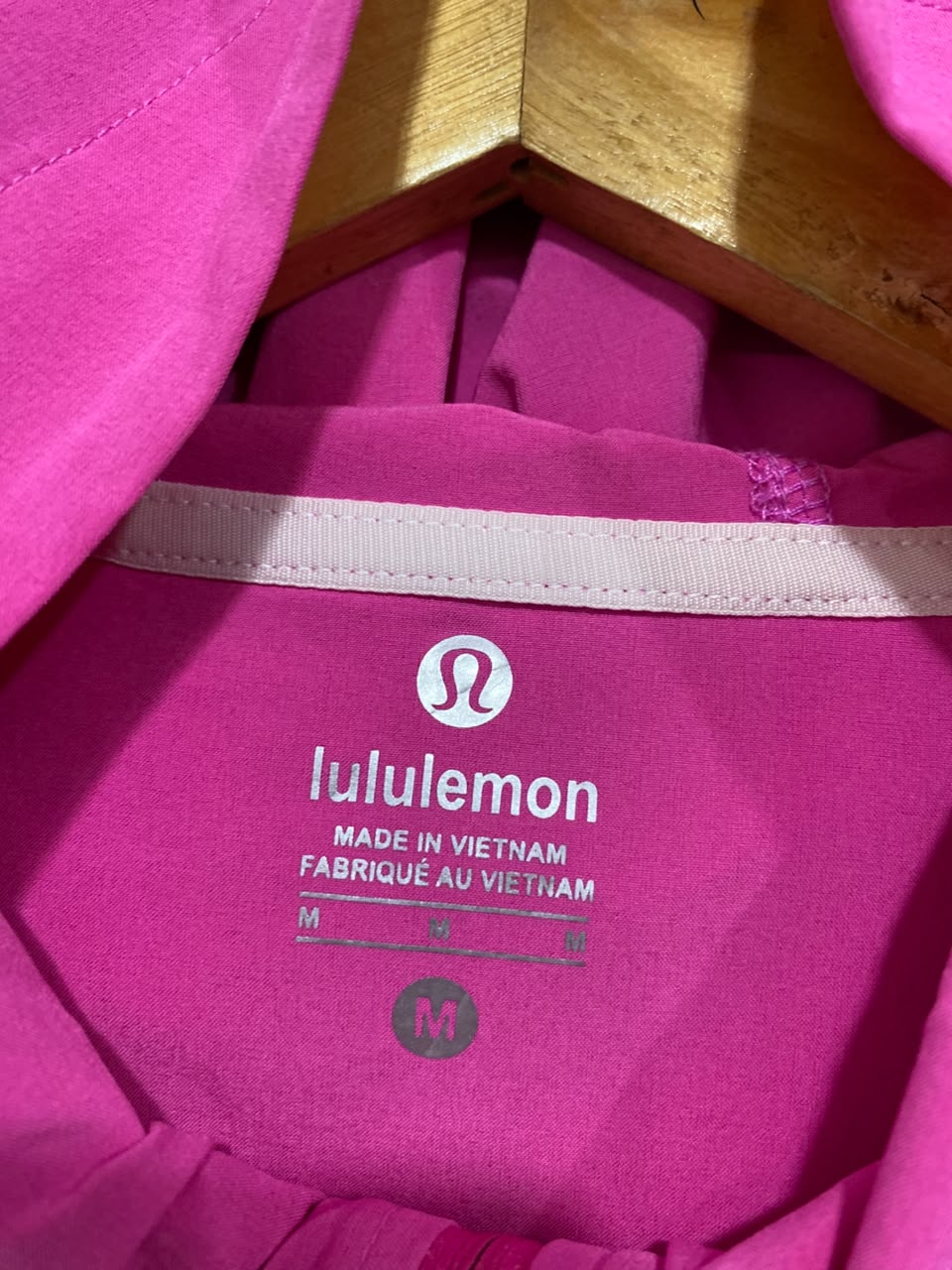 LULULEMON |M| BUST 19| BRIGHT PINK FUCHSIA FULL-ZIP HOODED LIGHTWEIGHT WINDPROTECT ATHLETIC JACKET