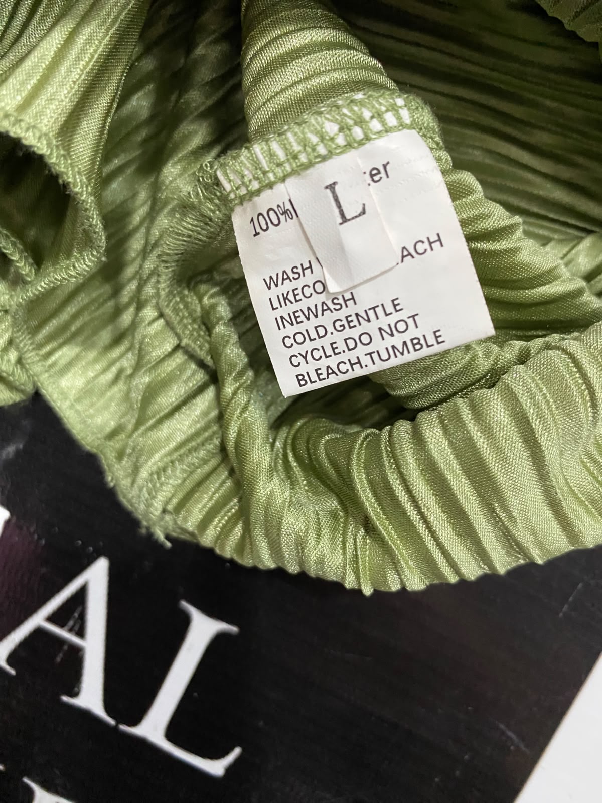 |L| A26| CHIC OLIVE GREEN CRINKLED PLEATED TWO-PIECE CROP TOP & SKIRT SET