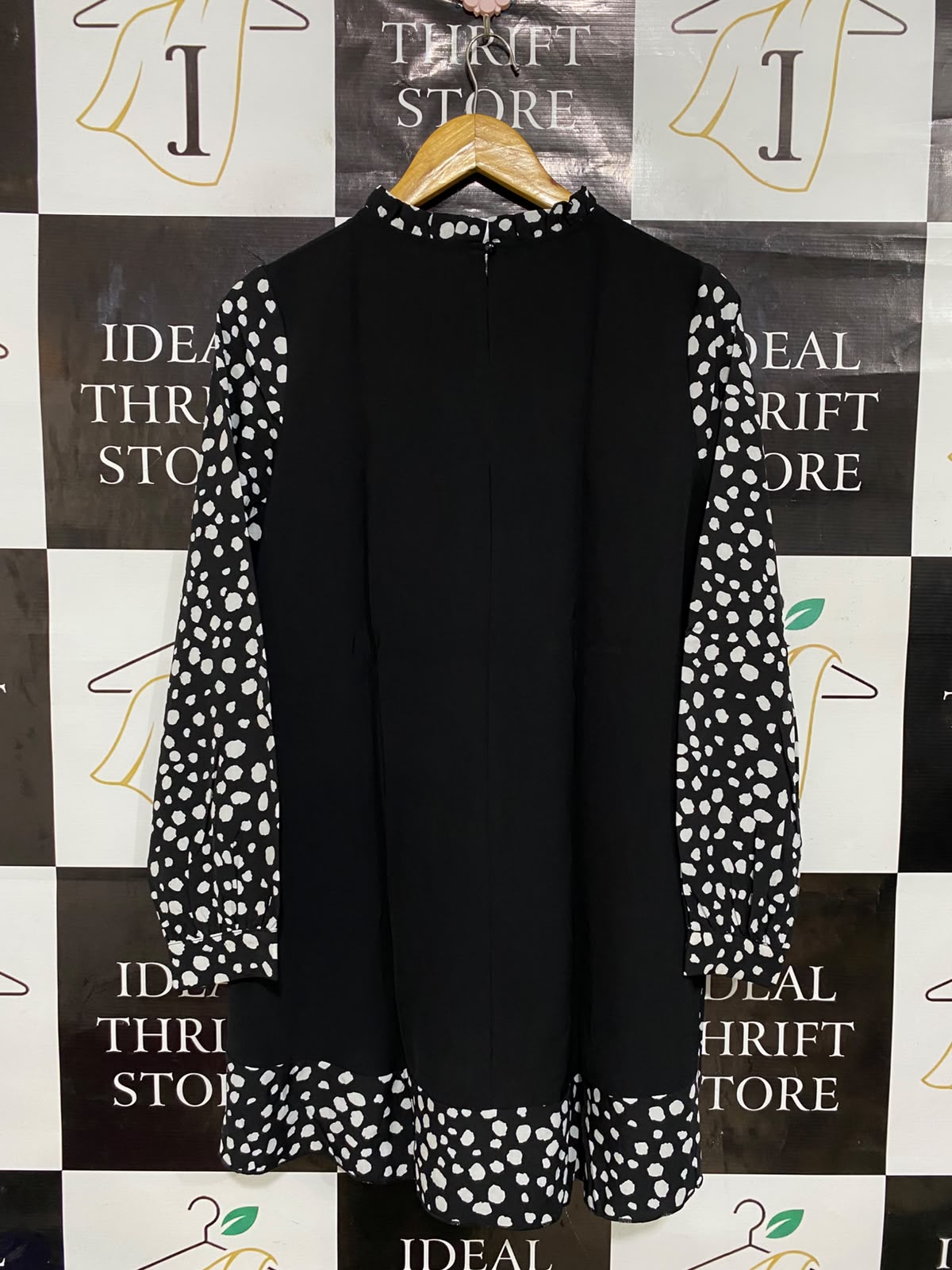 SHEIN |M| BUST 21| A27| BLACK & WHITE ABSTRACT SPOT-PRINT HIGH-NECK TUNIC TOP