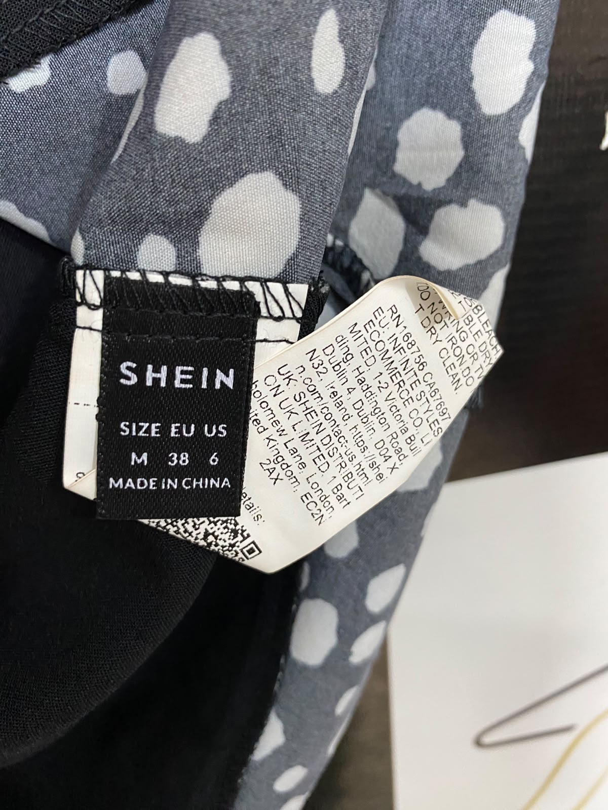 SHEIN |M| BUST 21| A27| BLACK & WHITE ABSTRACT SPOT-PRINT HIGH-NECK TUNIC TOP