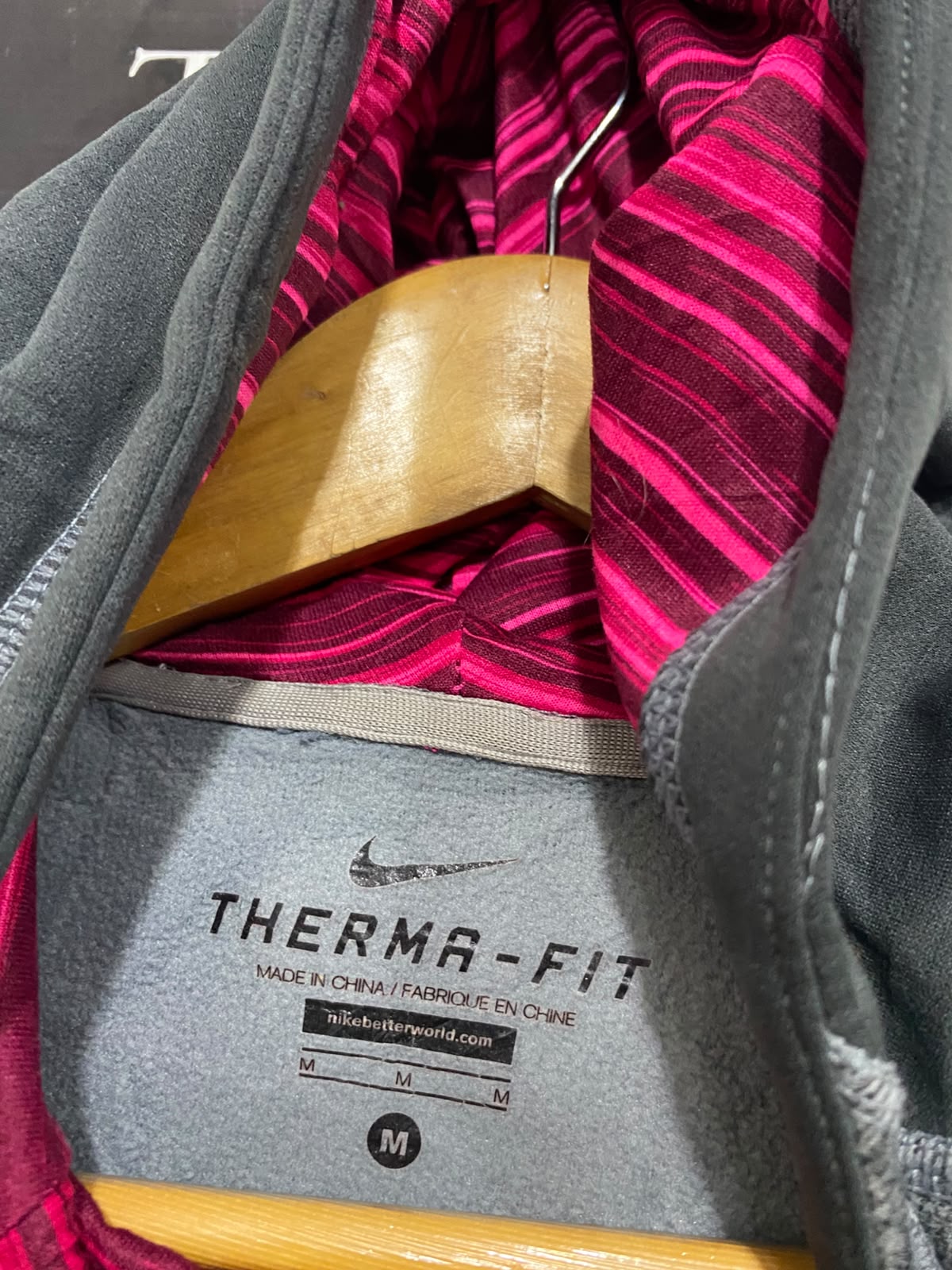 NIKE |M| BUST 20| A27| GREY & PINK VIBRANT SWOOSH ATHLETIC HOODED SWEATSHIRT