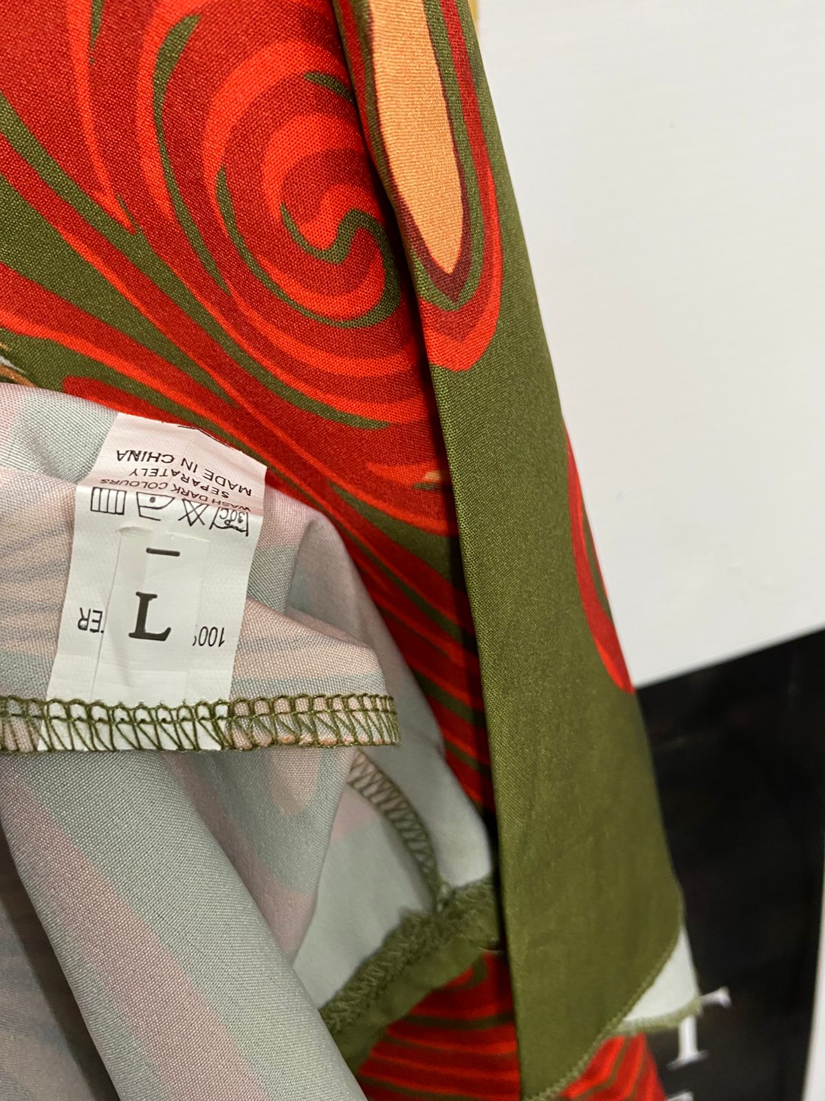 |L| BUST 21| A29| OLIVE GREEN & RED ABSTRACT SWIRL TIE-NECK LONG-SLEEVE MIDI DRESS
