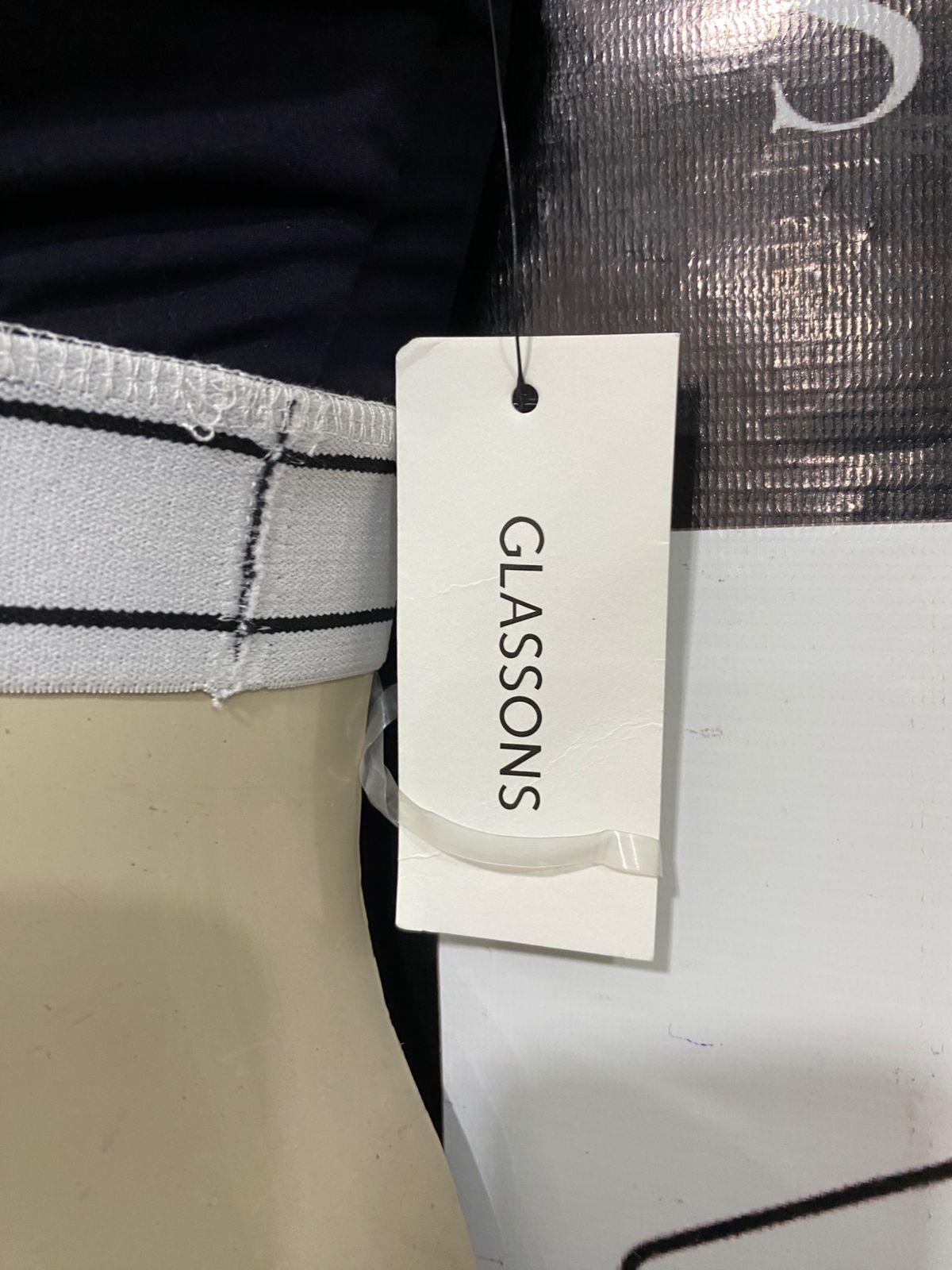 GLASSONS |XS| BUST 11| A28| BLACK V-NECK BRANDED ELASTIC-BAND SPORTS BRA / CROP TOP