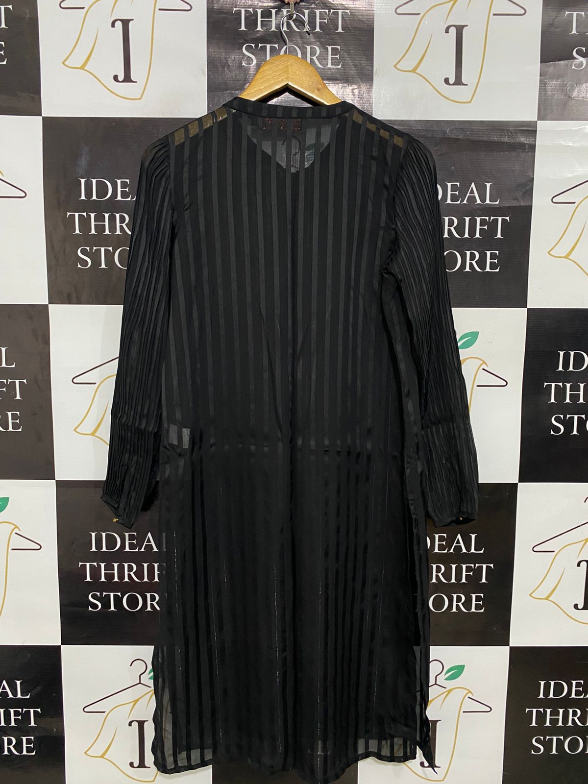 QED LONDON |M| BUST 18| A28| BLACK STRIPED TIE-NECK BUTTON-FRONT MIDI SHIRT DRESS / TUNIC
