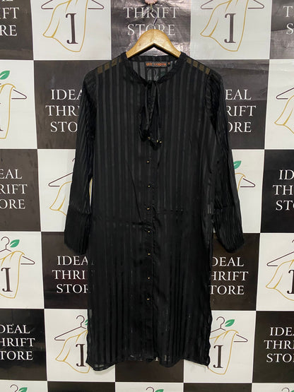 QED LONDON |M| BUST 18| A28| BLACK STRIPED TIE-NECK BUTTON-FRONT MIDI SHIRT DRESS / TUNIC