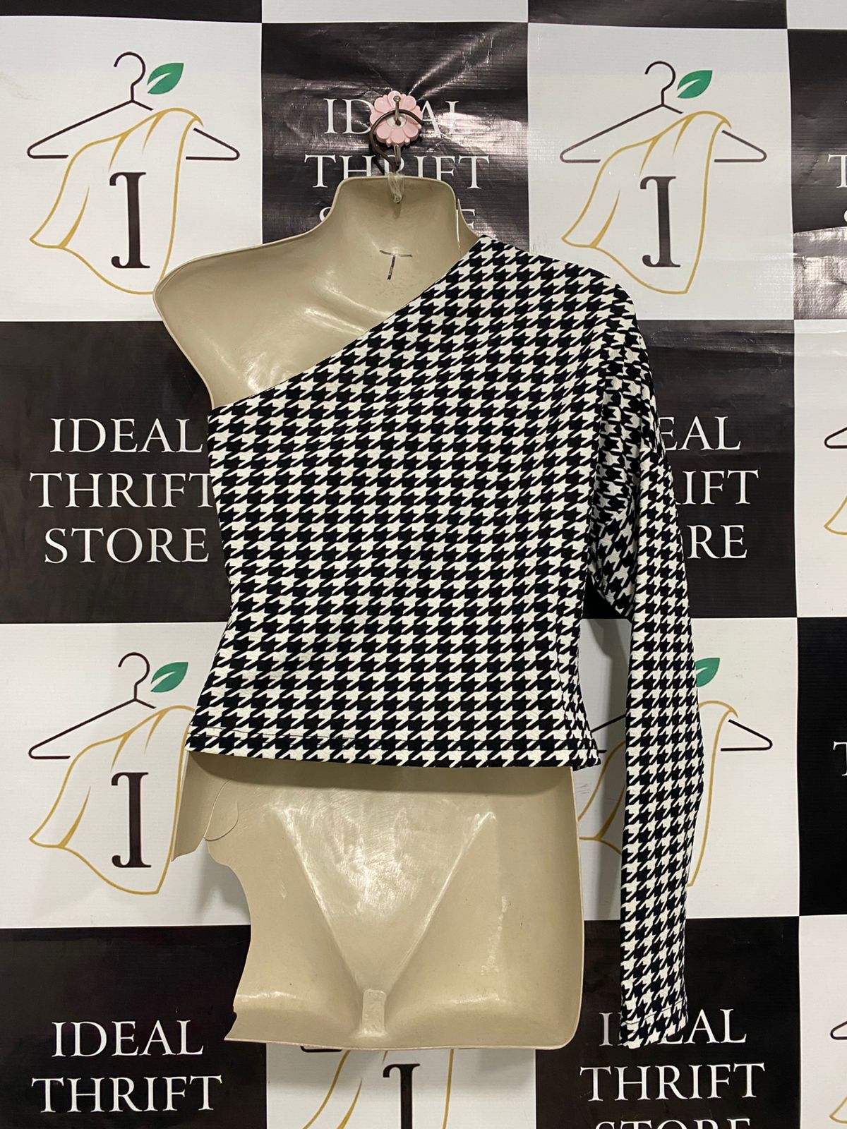 |M| BUST 17| A28| BLACK & WHITE HOUNDSTOOTH ONE-SHOULDER LONG-SLEEVE CROP TOP