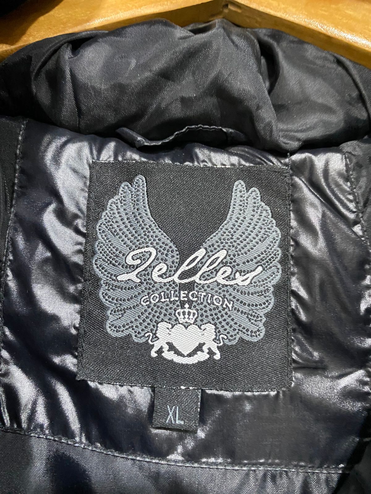 ZELLES |XL| BUST 20| B22| GLOSSY BLACK ASYMMETRIC PUFFER JACKET WITH HOOD & CREST BADGE