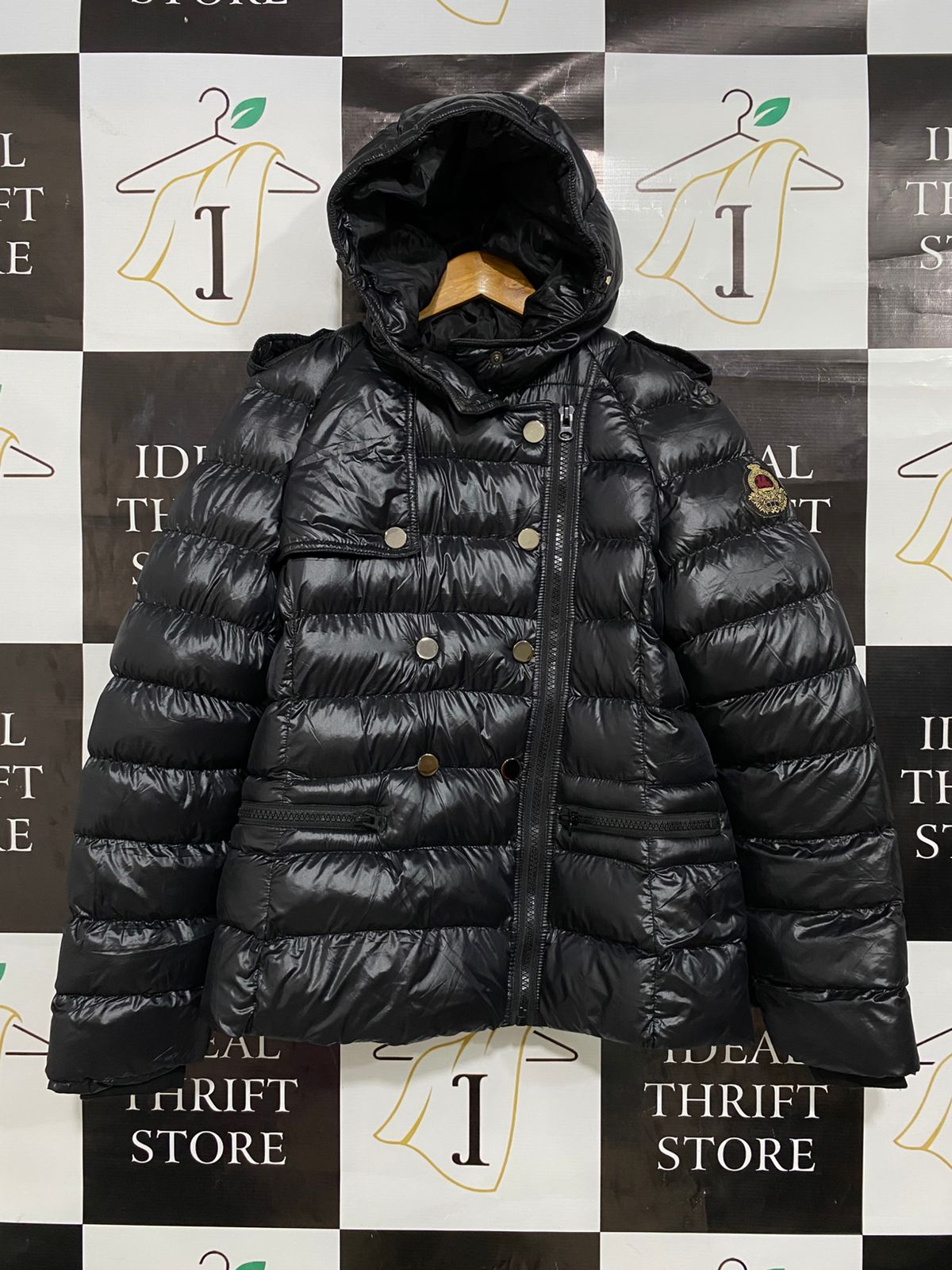 ZELLES |XL| BUST 20| B22| GLOSSY BLACK ASYMMETRIC PUFFER JACKET WITH HOOD & CREST BADGE