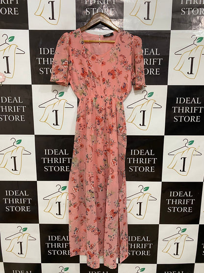 BLACK BERRY |S/M| BUST 15| A30| PEACH & MULTI FLORAL PRINT SHORT-SLEEVE TIERED MAXI DRESS