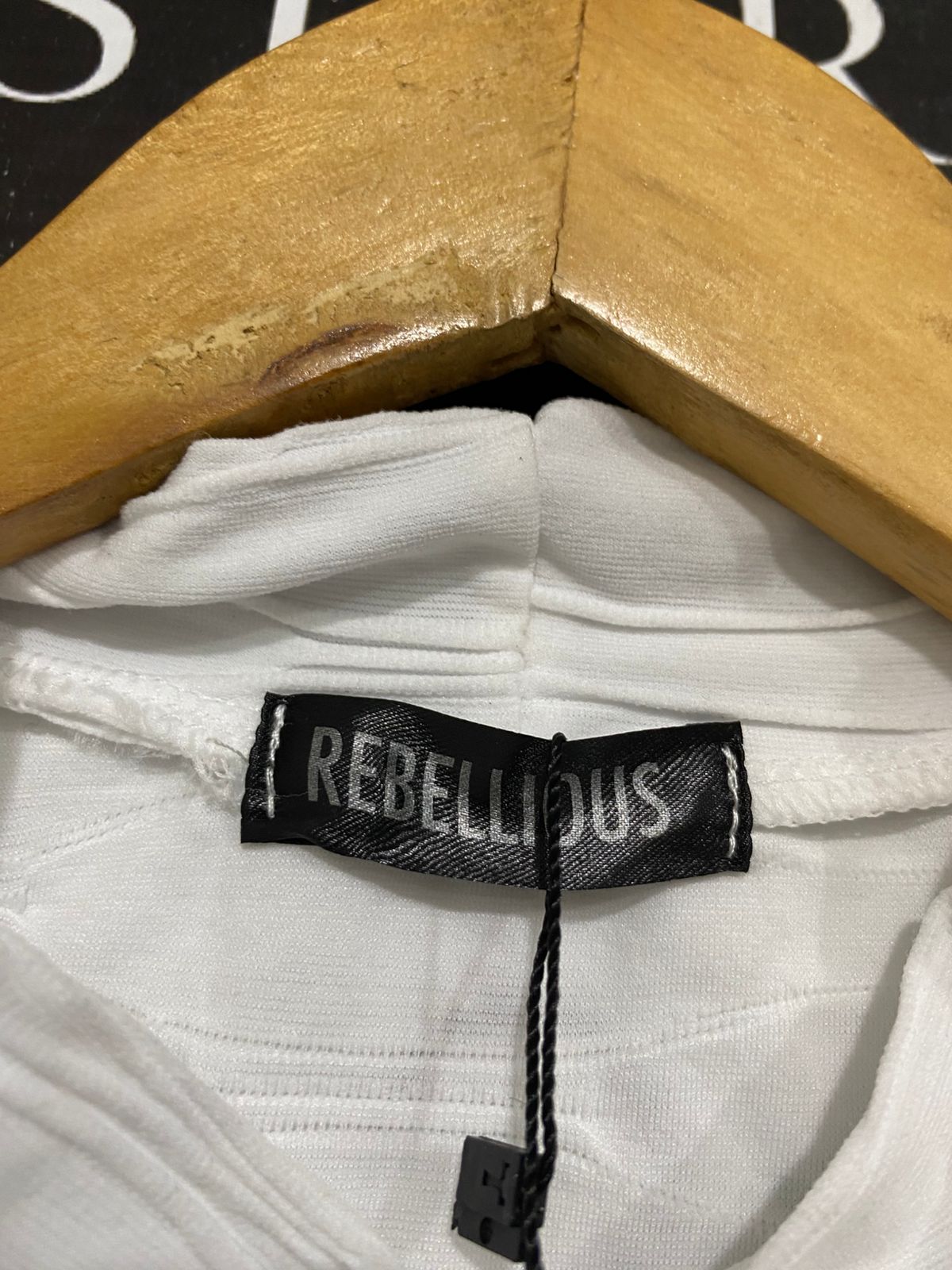REBELLIOUS |S| BUST 15| A29| WHITE TEXTURED MOCK NECK SLEEVELESS CROP TOP