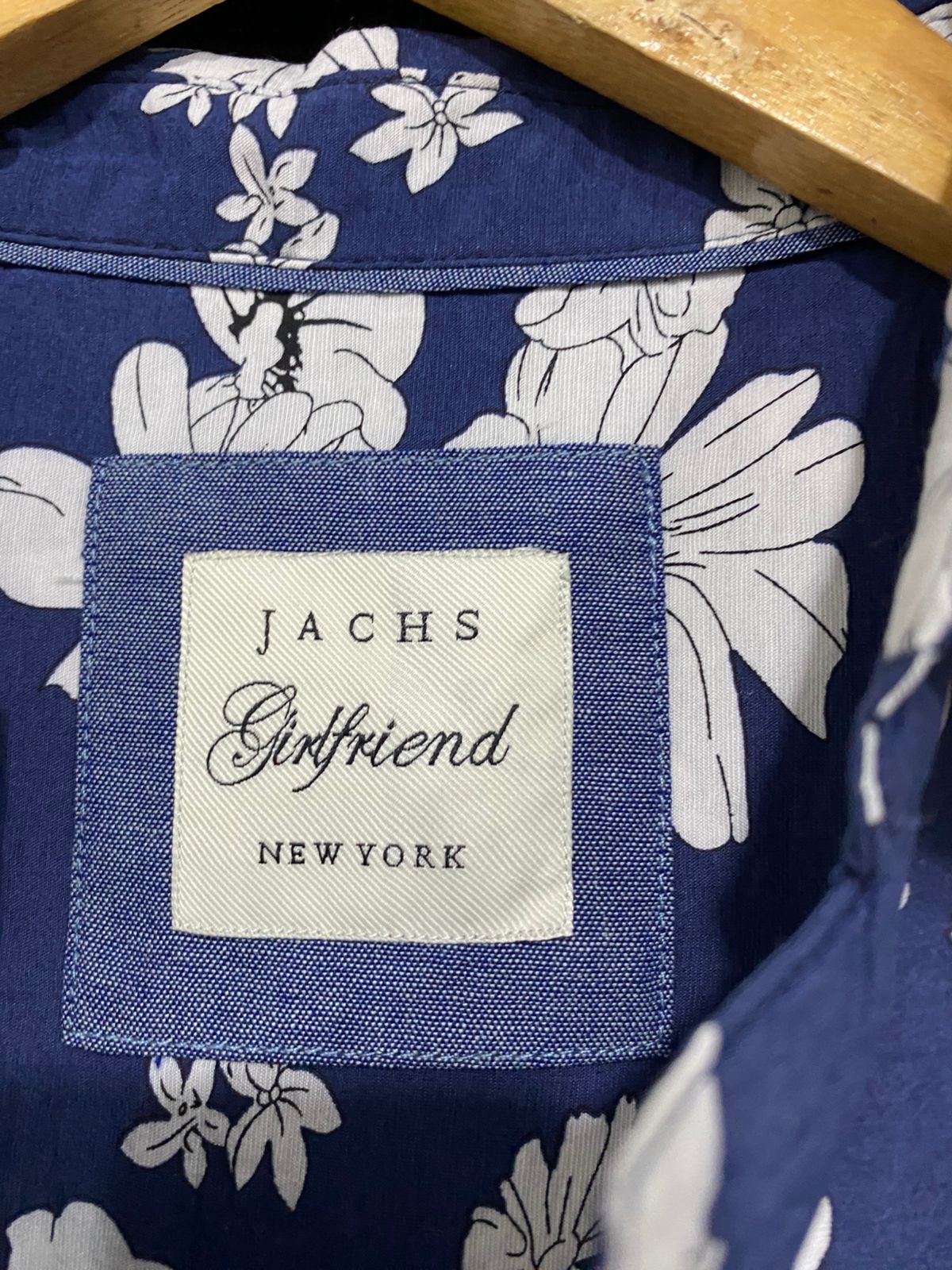 JACHS |S| BUST 23| A29| GIRLFRIEND NEW YORK NAVY & WHITE FLORAL SHORT-SLEEVE SHIRT
