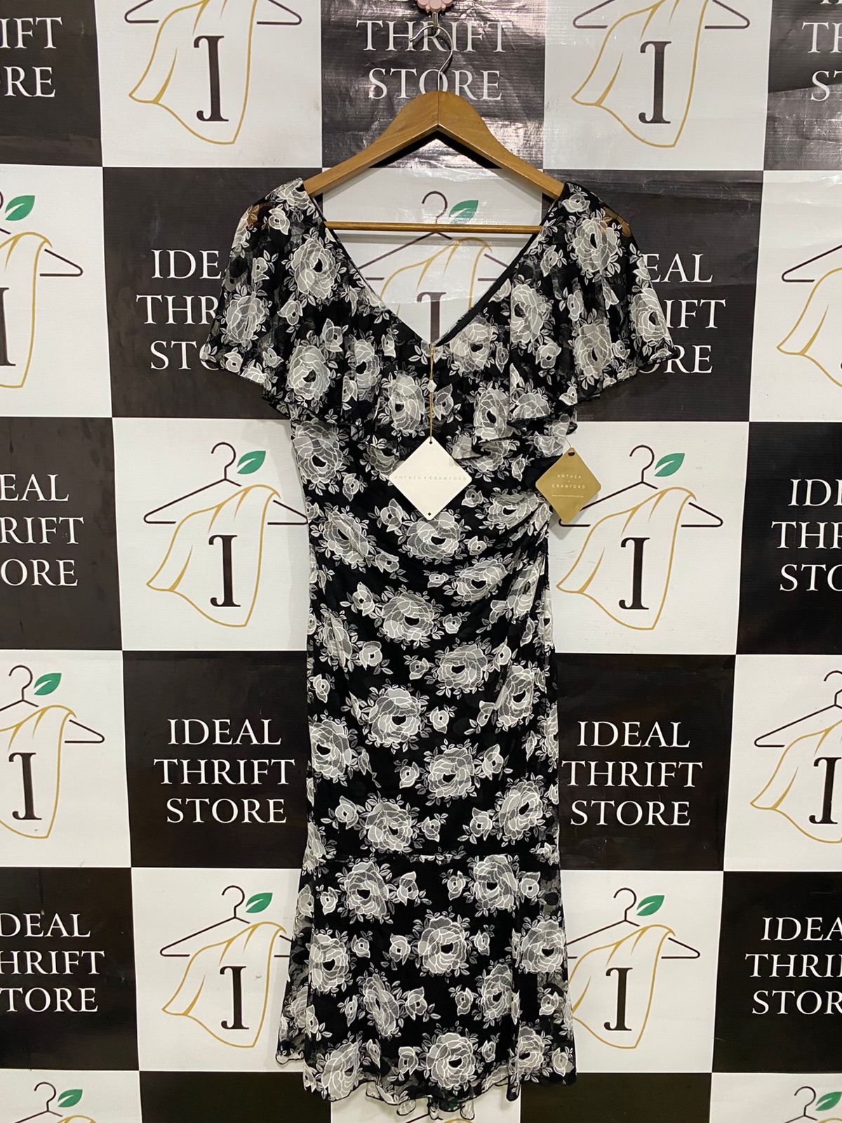 ANTHEA CRAWFORD |M| BUST 16| A31| BLACK & WHITE FLORAL LACE V-NECK RUFFLE MIDI DRESS