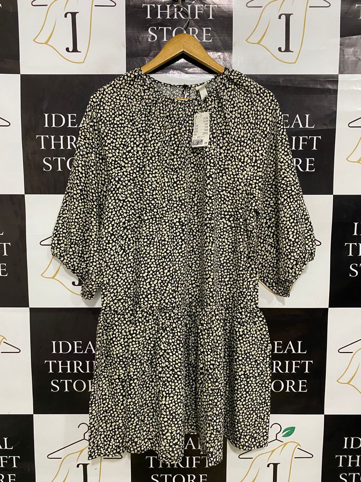 H&M |XS| BUST 21| A31| BLACK & WHITE DAISY FLORAL PRINT TIERED MINI DRESS