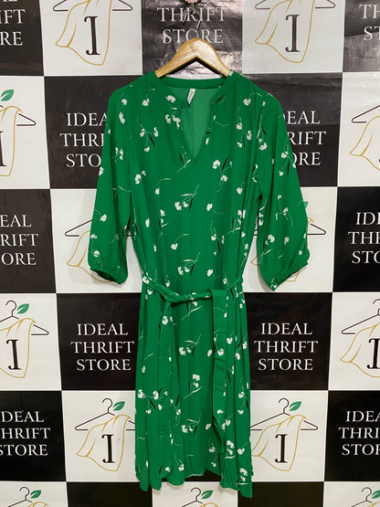 & ME |M| BUST 19| A31| GREEN FLORAL V-NECK TIE-WAIST MIDI DRESS