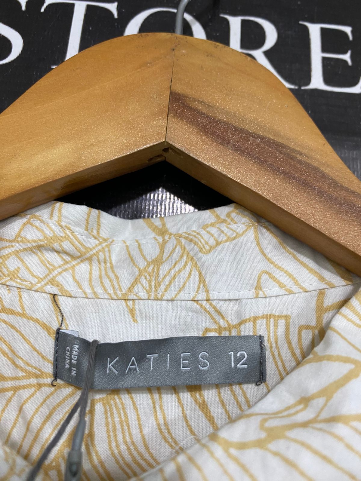 KATIES |L| BUST 20| A33| WHITE & MUSTARD YELLOW TROPICAL LEAF PRINT BUTTON-UP SHIRT