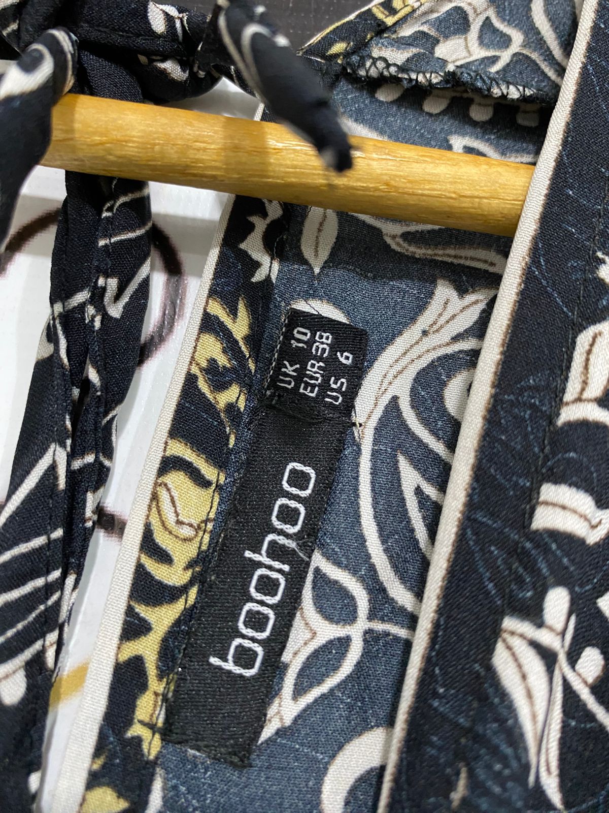 BOOHOO |M| BUST FREE| A33| BLACK & CREAM PAISLEY PRINT V-NECK TIE-BACK MIDI DRESS