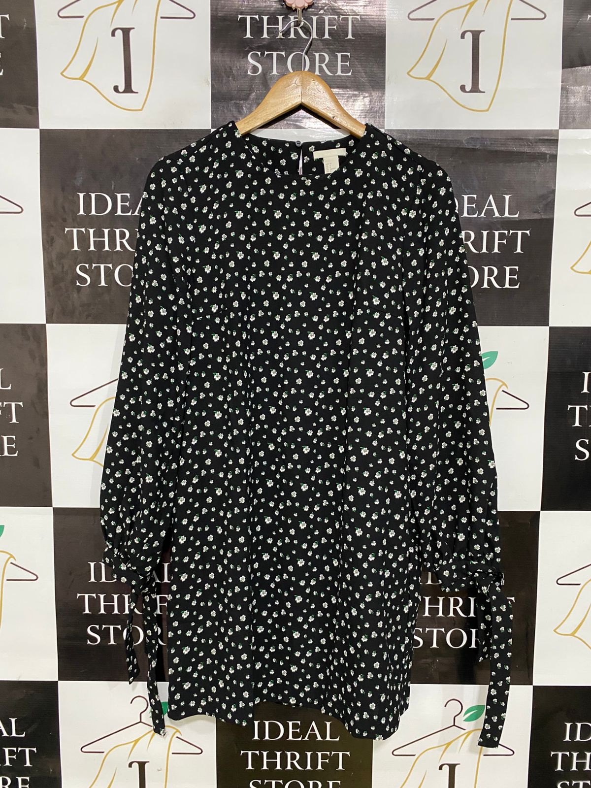 H&M |M| BUST 18| A33| BLACK & WHITE FLORAL CREW-NECK TIE-CUFF LONG-SLEEVE MINI DRESS