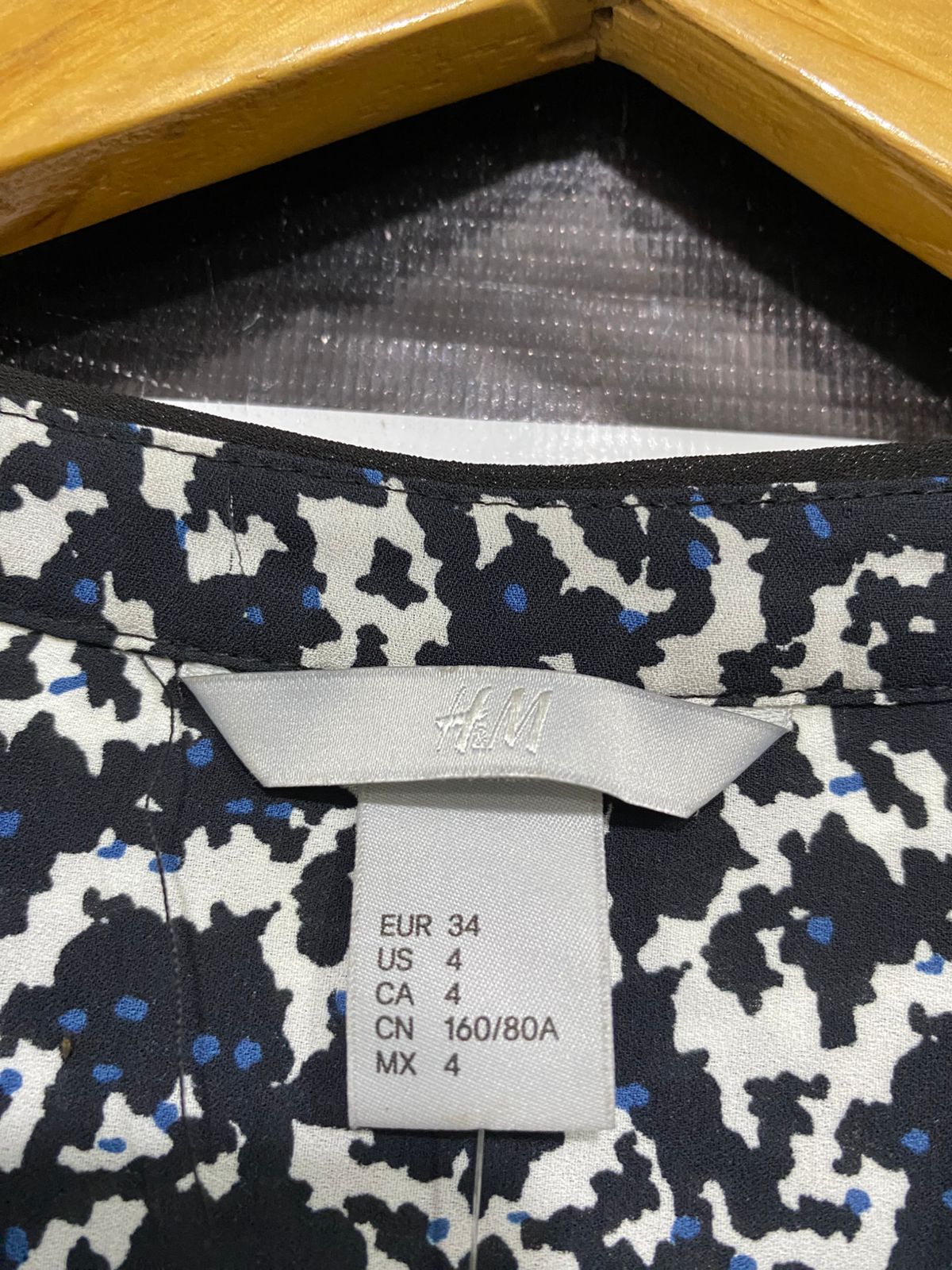H&M |S| BUST 16| A32| BLACK & WHITE ABSTRACT PRINT V-NECK 3/4-SLEEVE BLOUSE