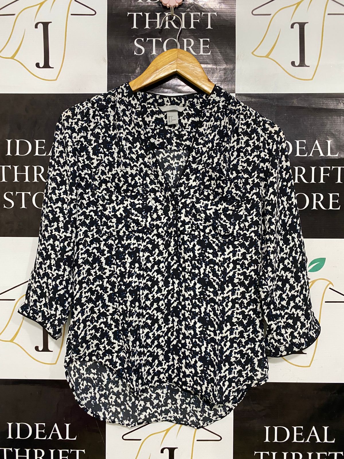 H&M |S| BUST 16| A32| BLACK & WHITE ABSTRACT PRINT V-NECK 3/4-SLEEVE BLOUSE