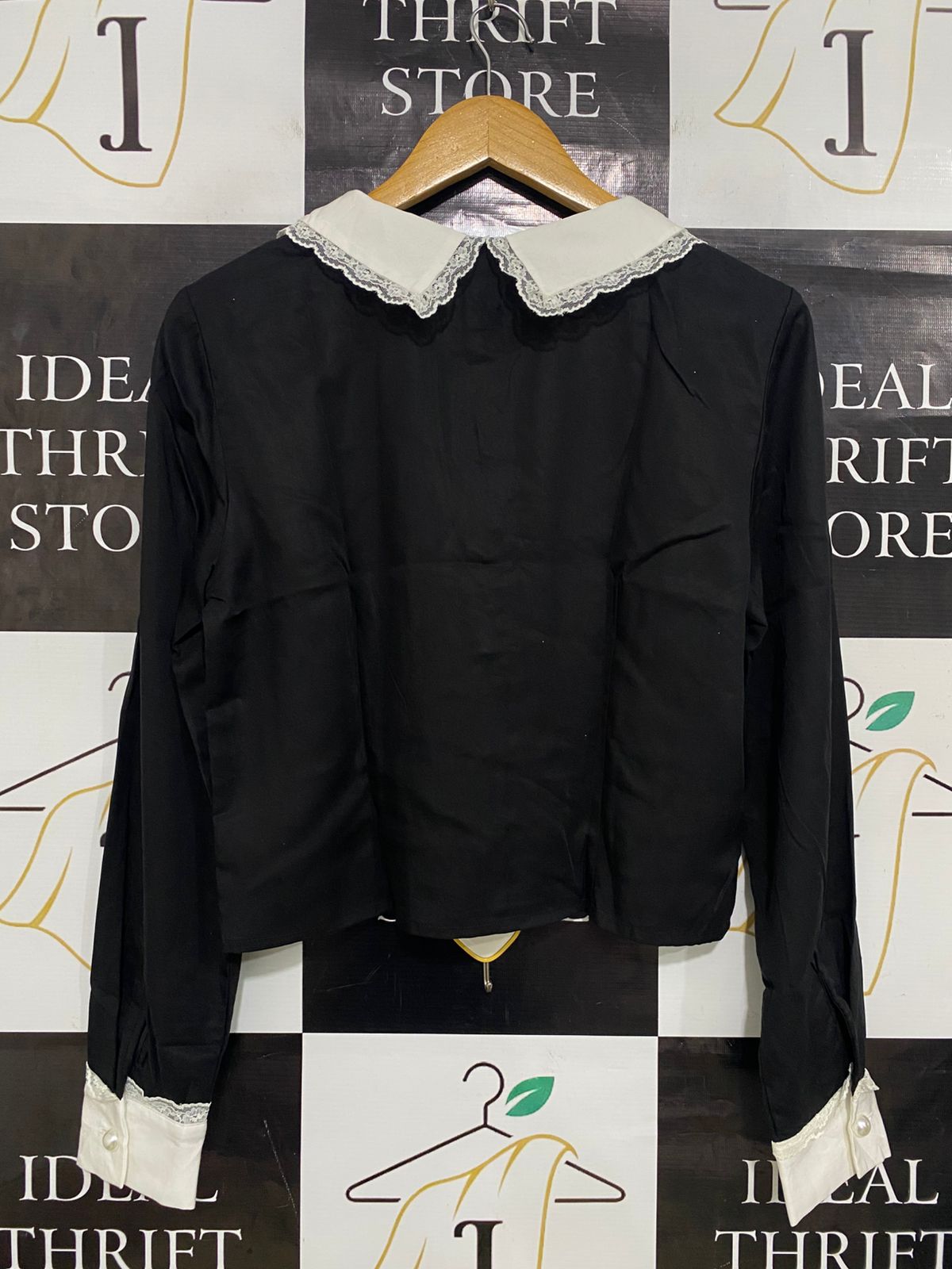 BLACK FRIDAY |M| BUST 19| A32| BLACK & WHITE LACE-TRIM PETER PAN COLLAR PEARL-BUTTON BLOUSE