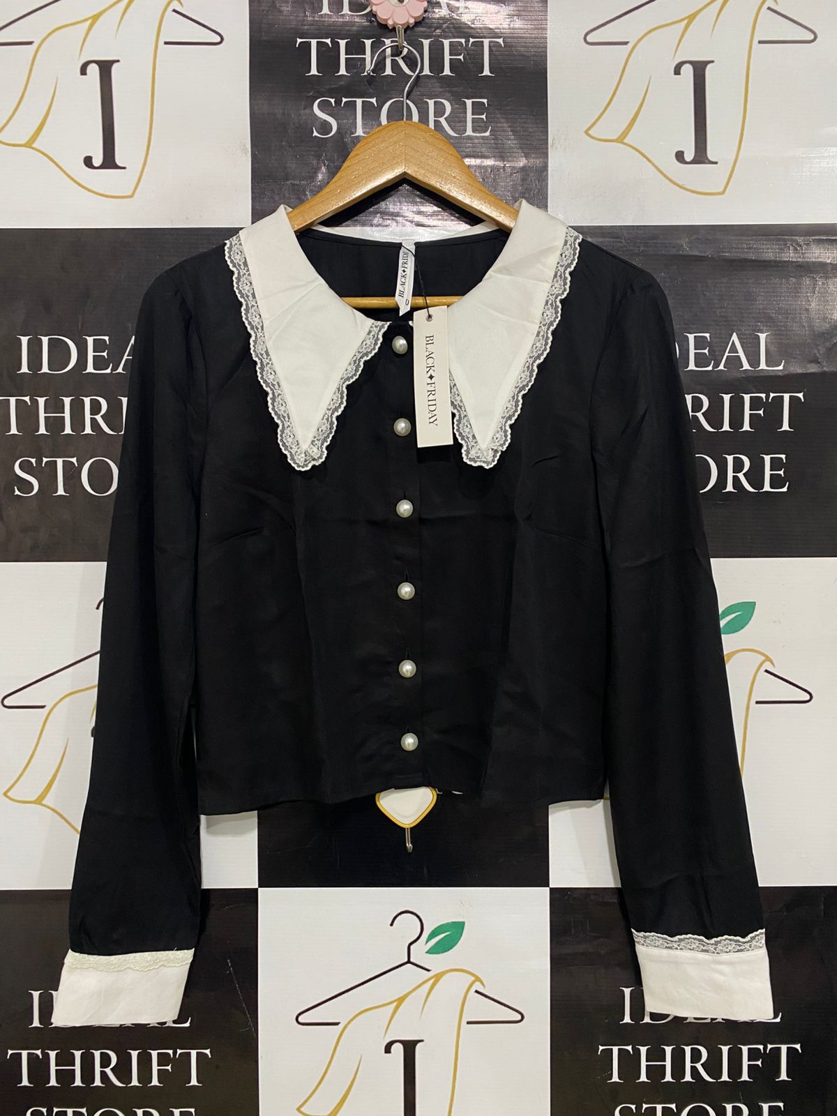 BLACK FRIDAY |M| BUST 19| A32| BLACK & WHITE LACE-TRIM PETER PAN COLLAR PEARL-BUTTON BLOUSE