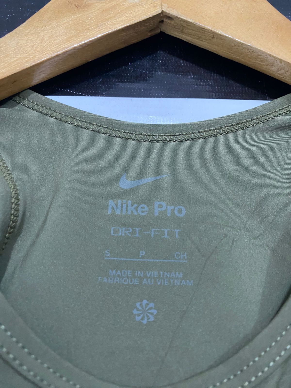 NIKE |S| BUST 15| A33| OLIVE GREEN & BLACK BOX-LOGO ACTIVE CROP TOP